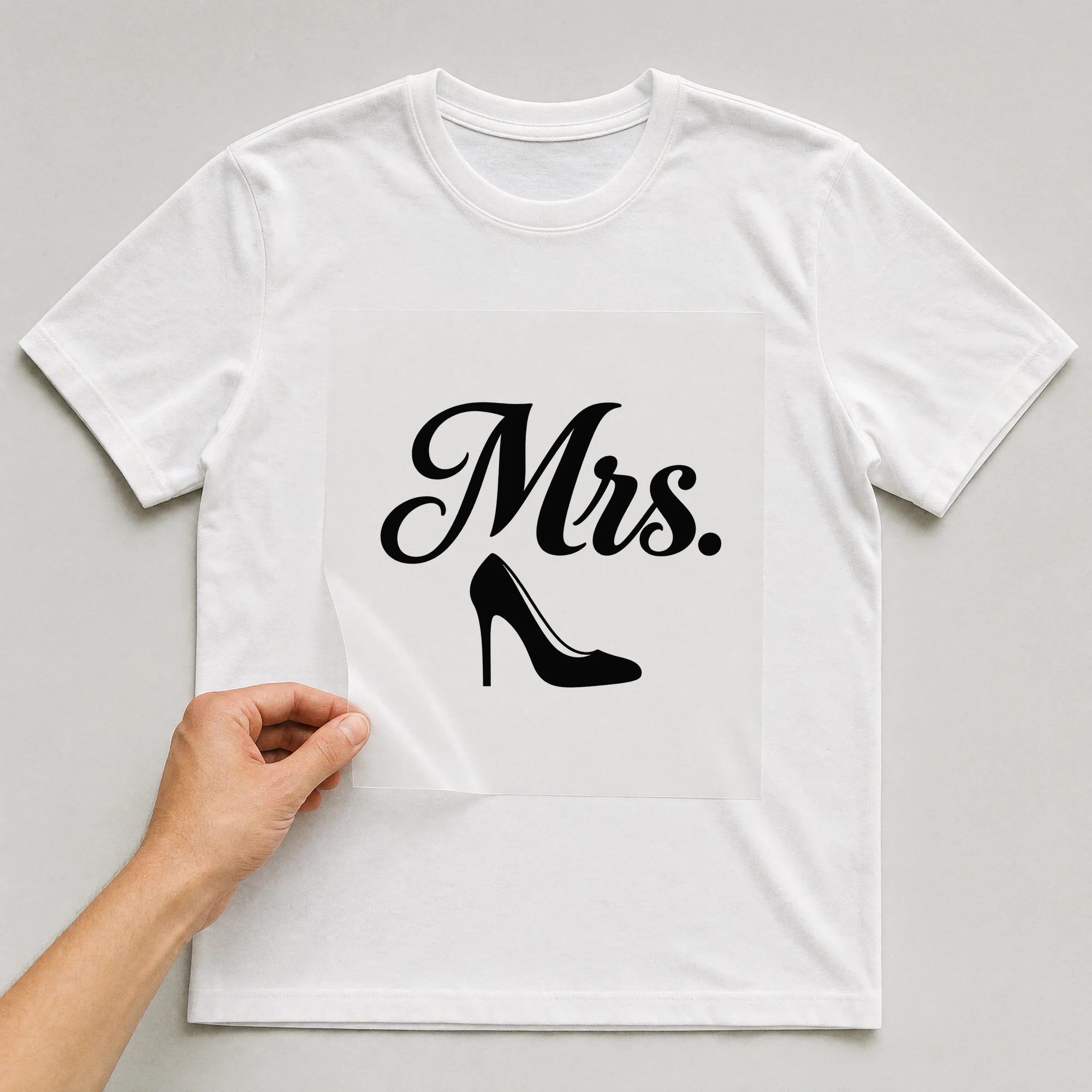Bügelbild „Mrs.“ auf weißem T-Shirt, Folie wird aufgelegt