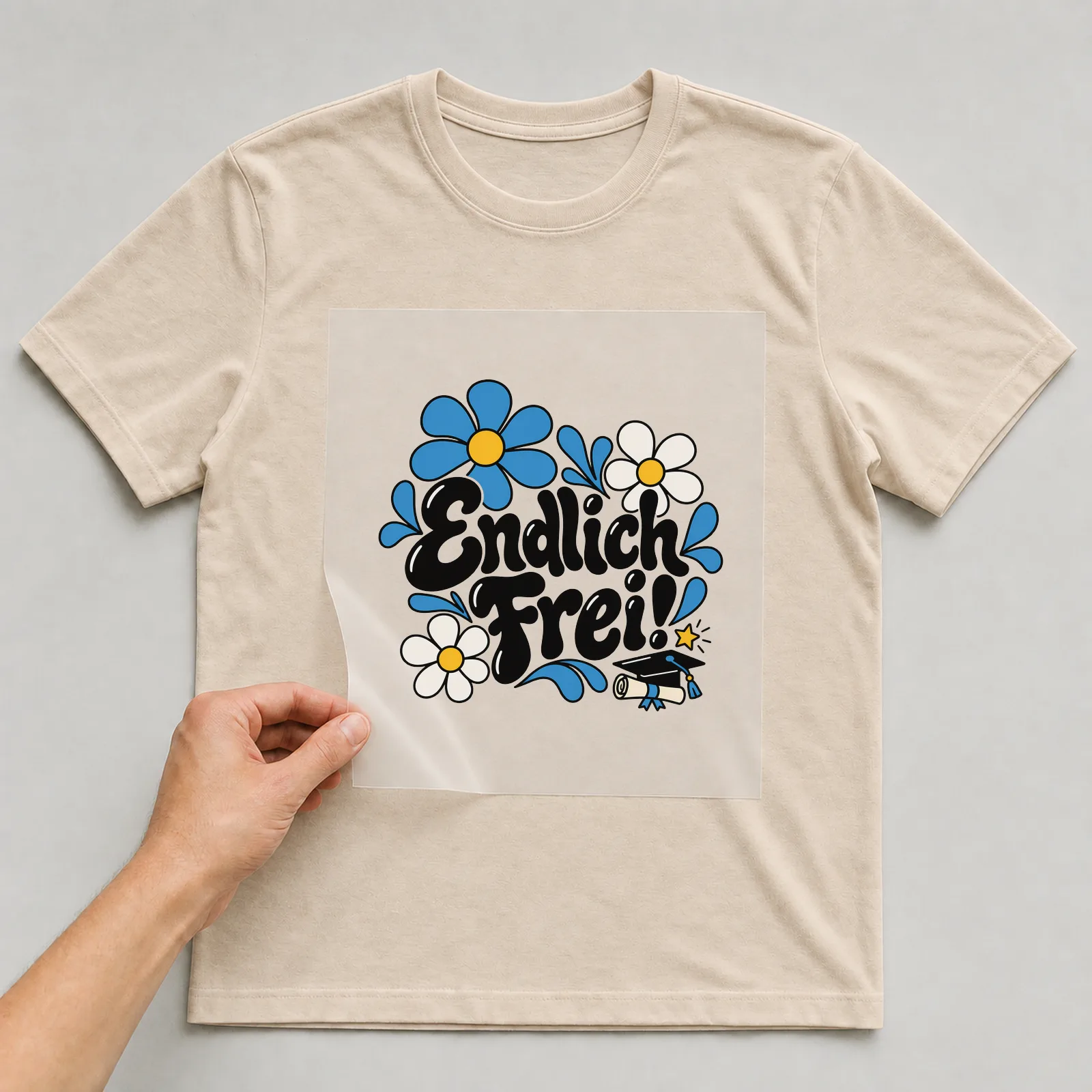Bügelbild „Endlich frei!“ auf beigem T-Shirt, Folie wird aufgelegt