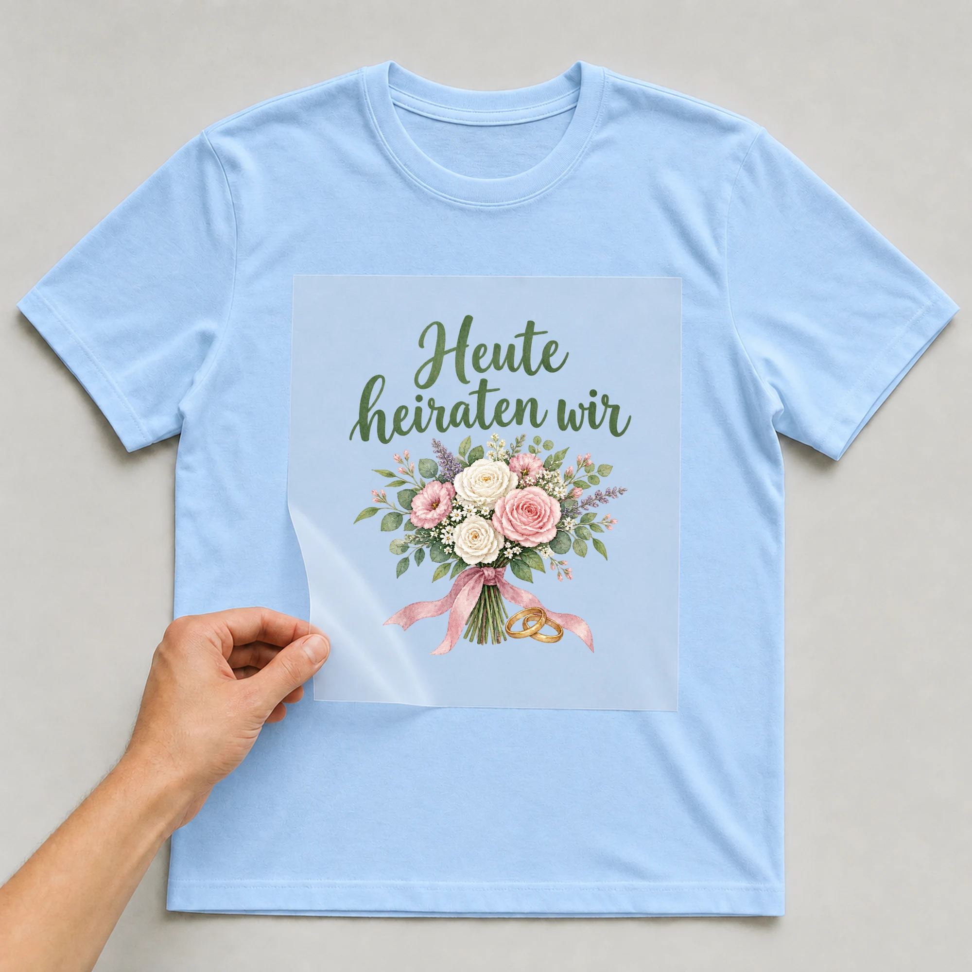 Bügelbild „Heute heiraten wir“ auf babyblauem T-Shirt, Folie wird aufgelegt