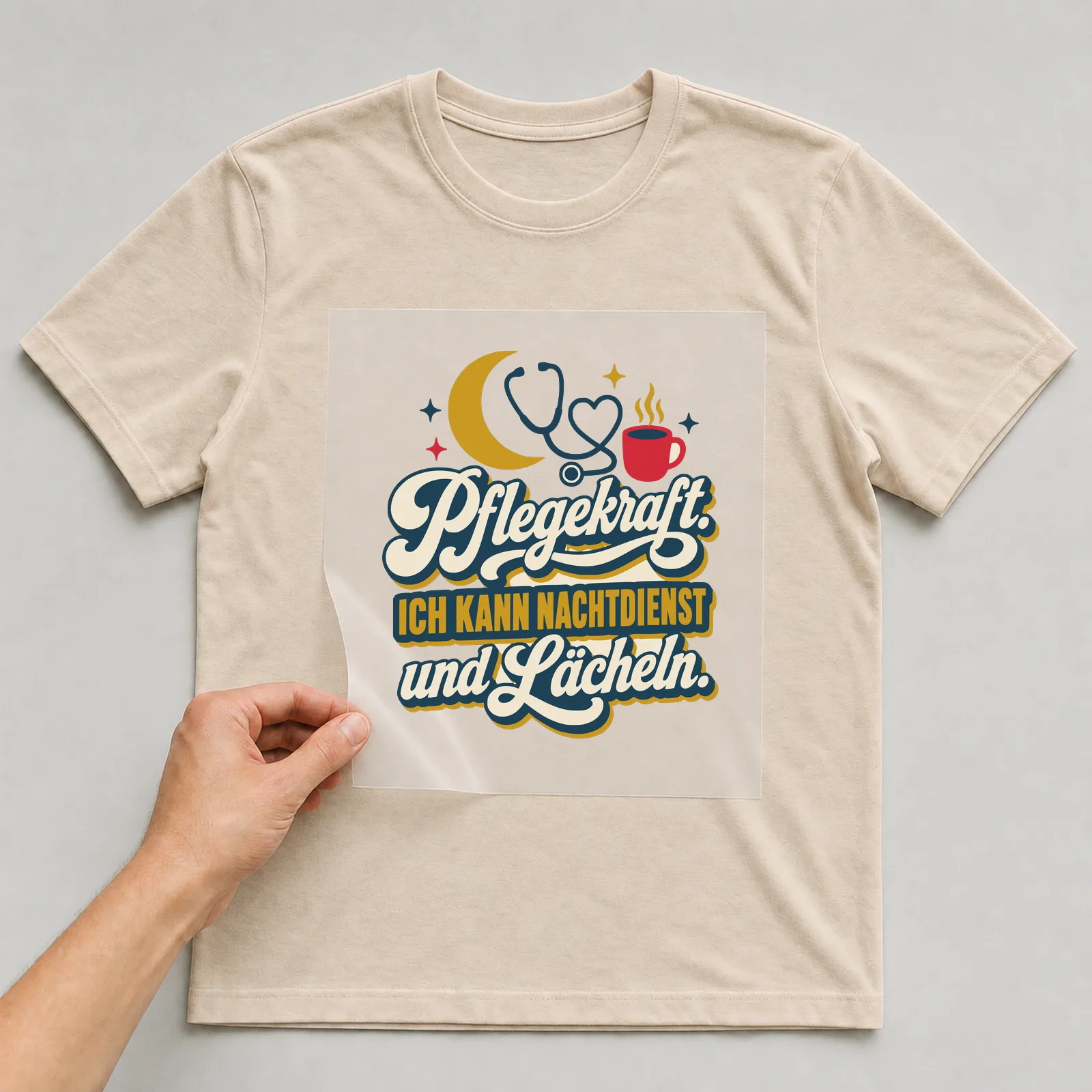 Bügelbild Pflegekraft. Ich kann Nachtdienst und Lächeln. auf beigem T-Shirt, Folie wird aufgelegt