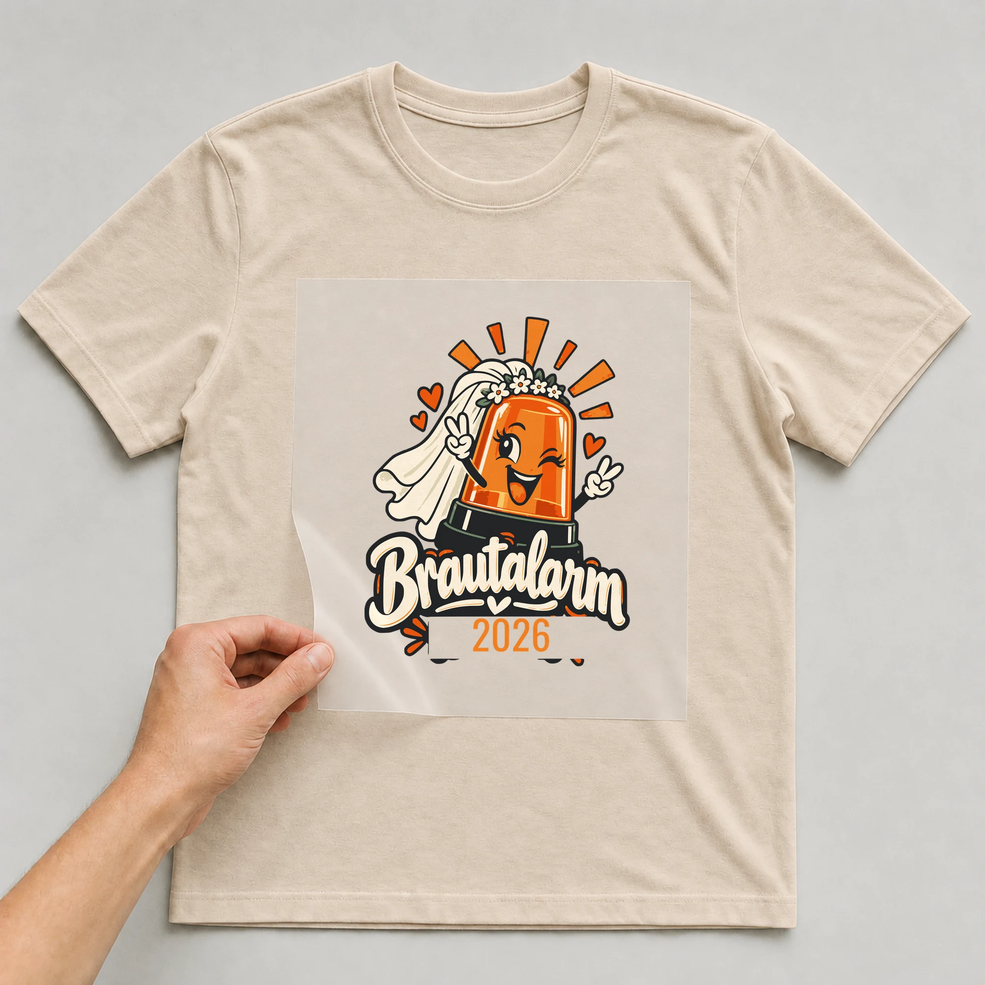 Bügelbild Brautalarm mit Jahr auf beigem T-Shirt, Folie wird aufgelegt