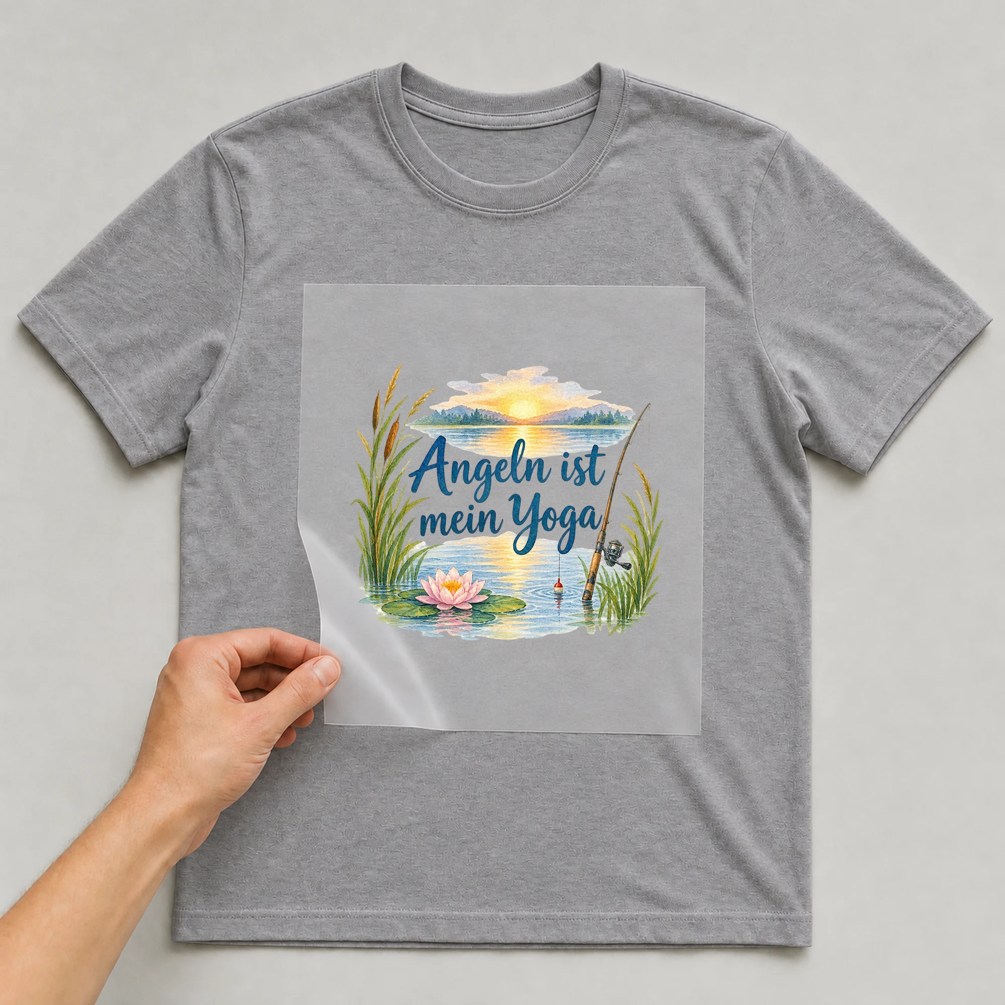 Bügelbild „Angeln ist mein Yoga“ auf grauem T-Shirt, Folie wird aufgelegt