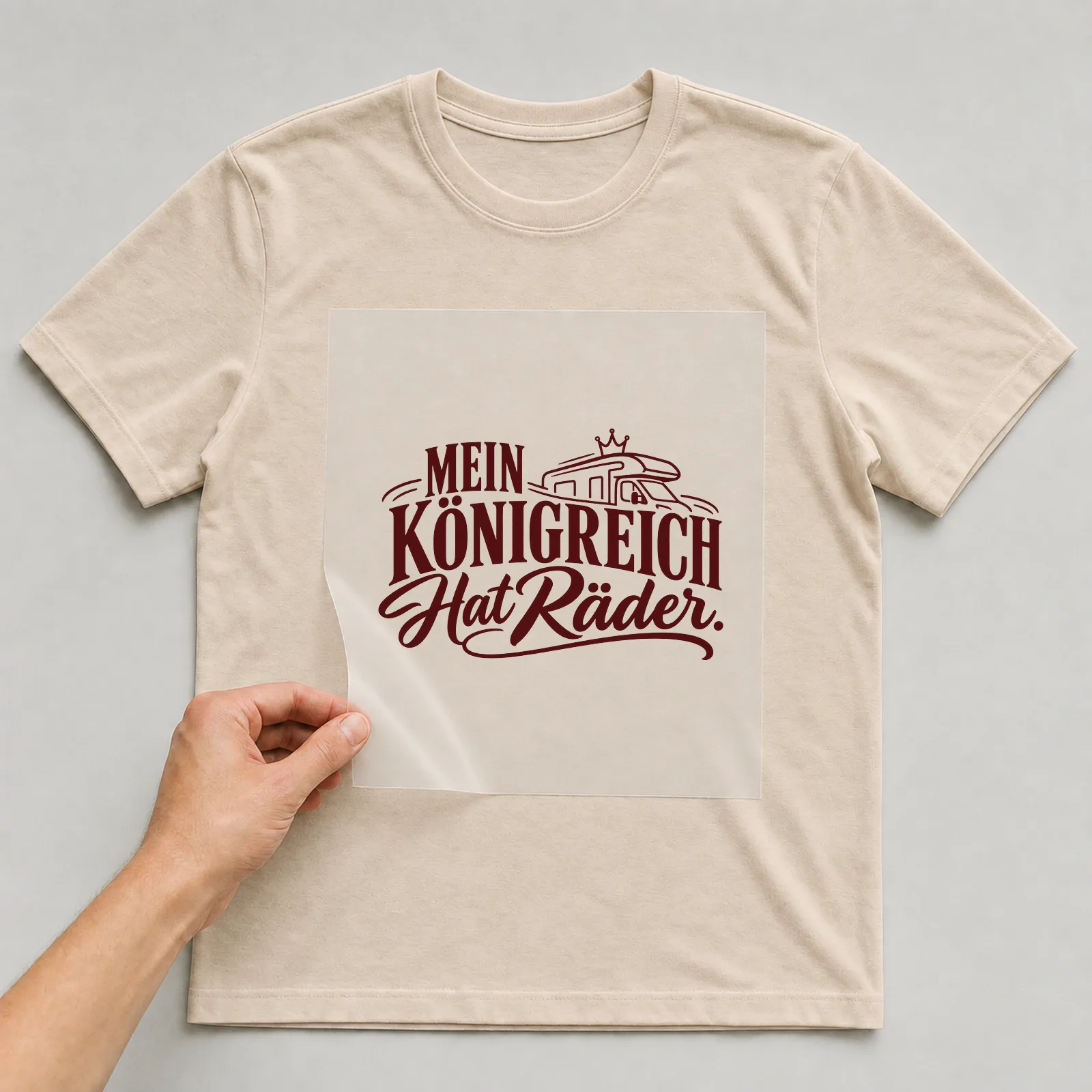 Bügelbild „Mein Königreich hat Räder“ auf beigem T-Shirt, Folie wird aufgelegt