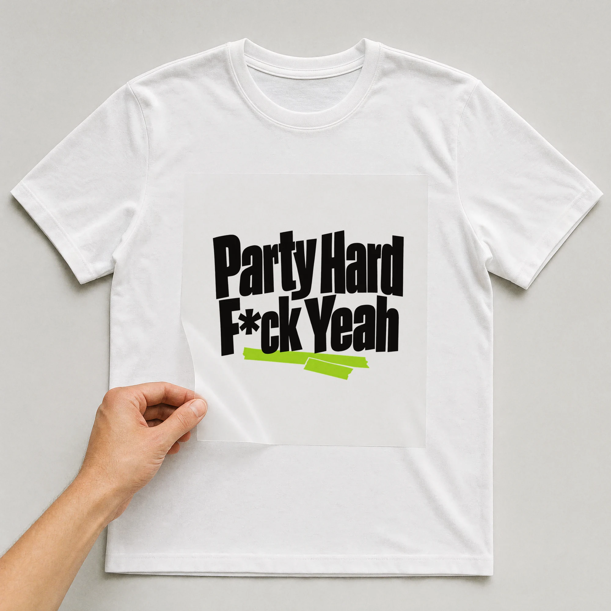Bügelbild „Party Hard F*ck Yeah“ auf weißem T-Shirt, Folie wird aufgelegt