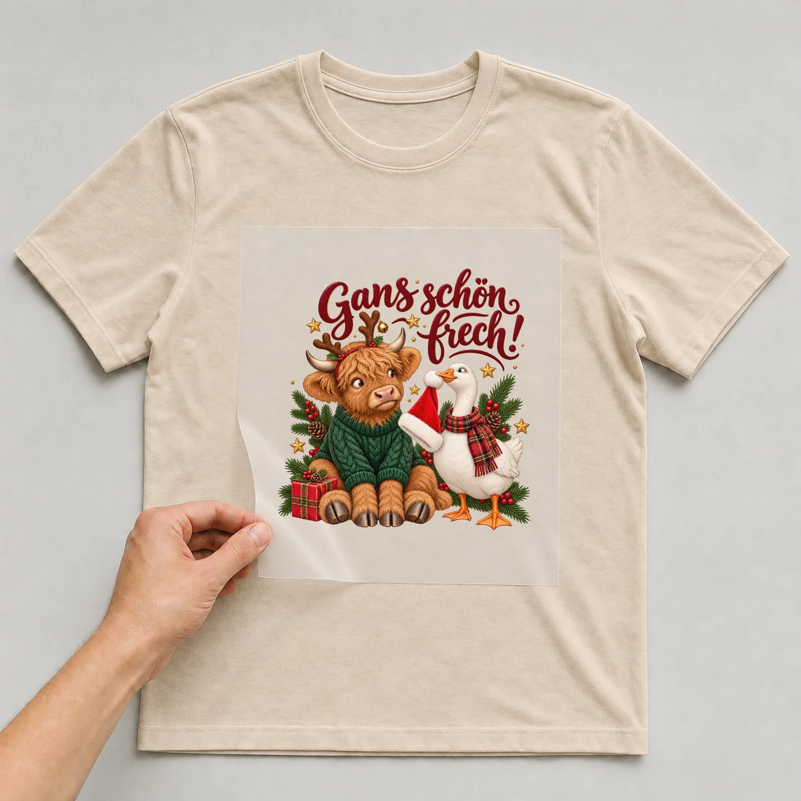 Bügelbild Gans schön frech! auf beigem T-Shirt, Folie wird aufgelegt