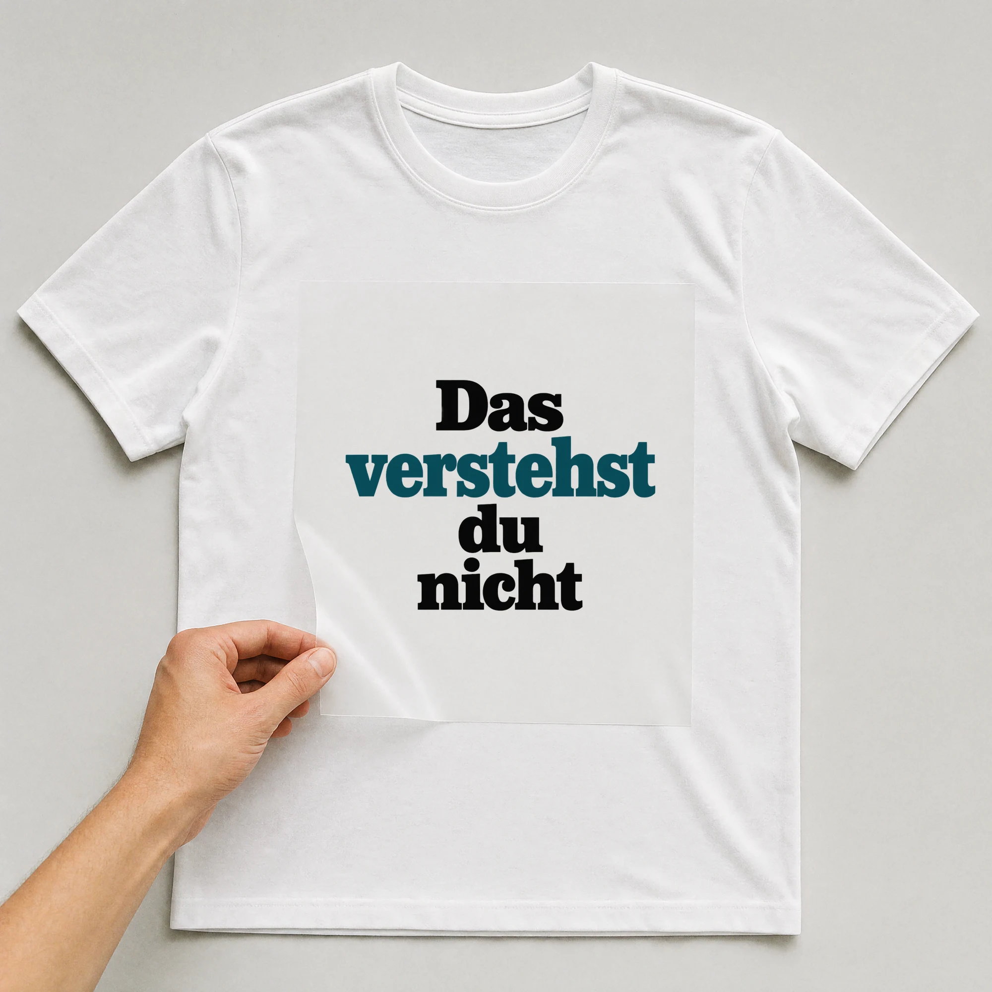 Bügelbild „Das verstehst du nicht“ auf weißem T-Shirt, Folie wird aufgelegt