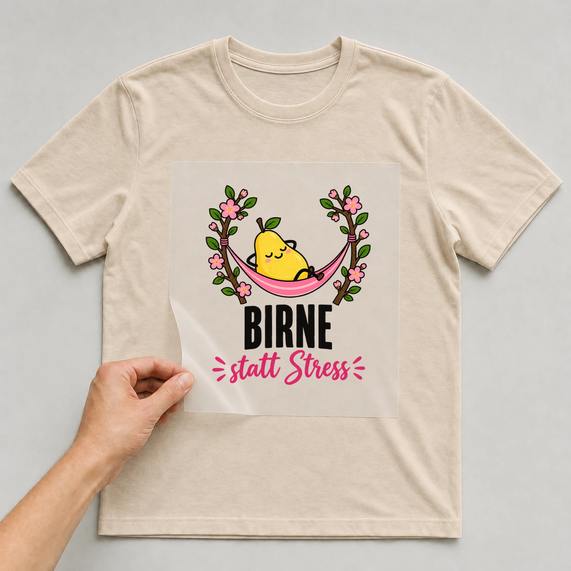 Bügelbild „Birne statt Stress“ auf beigem T-Shirt, Folie wird aufgelegt