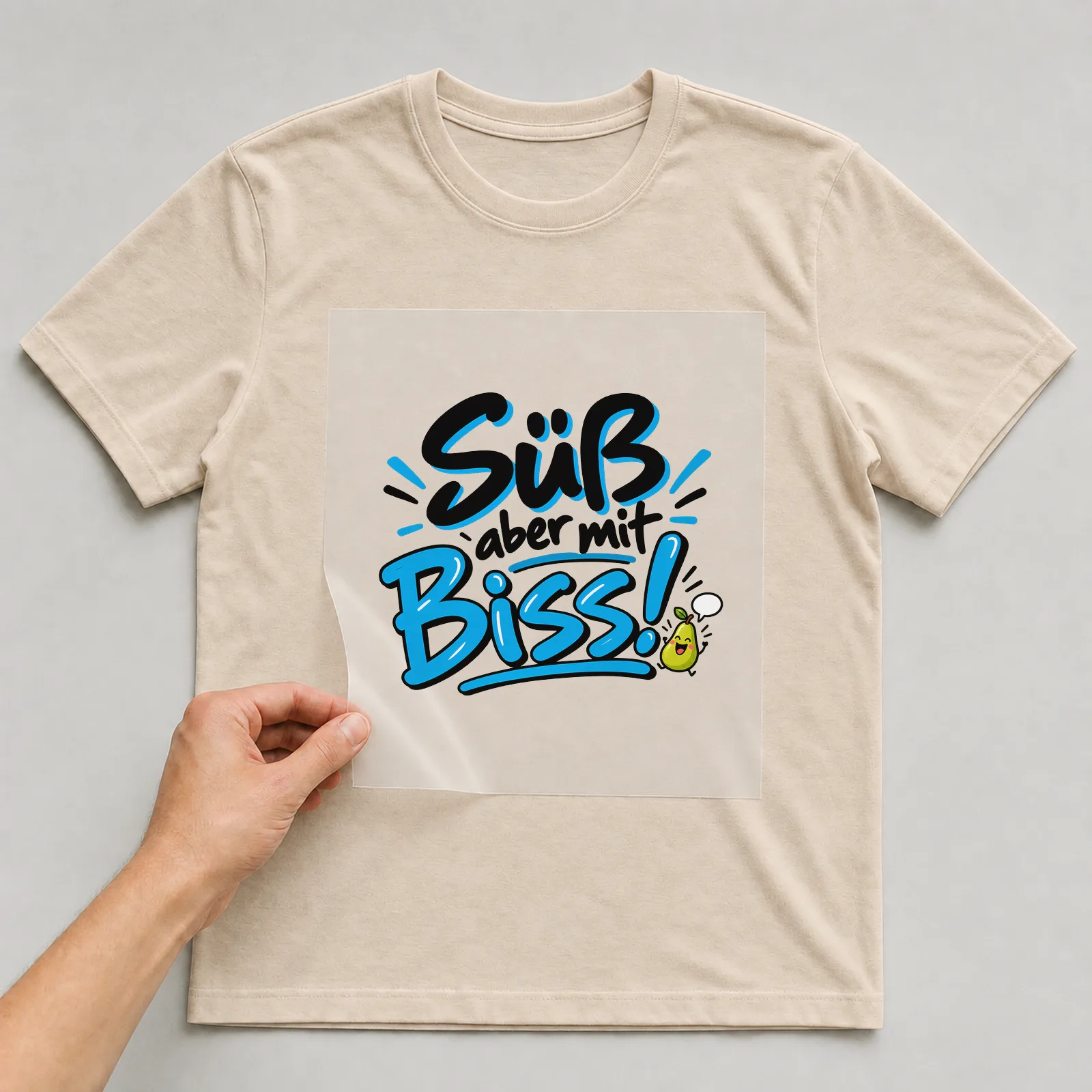 Bügelbild „Süß aber mit Biss!“ auf beigem T-Shirt, Folie wird aufgelegt