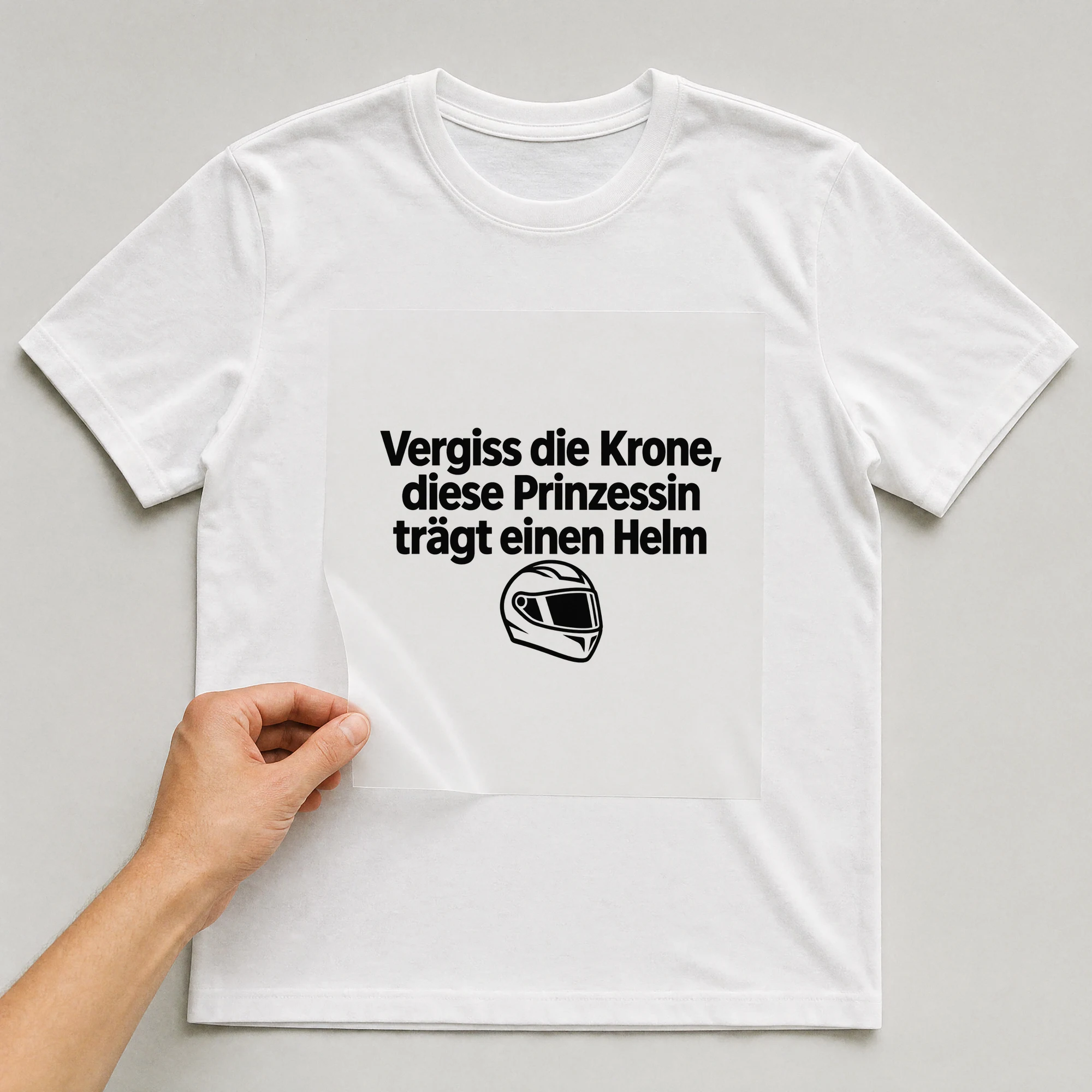 Bügelbild „Vergiss die Krone, diese Prinzessin trägt einen Helm“ auf weißem T-Shirt, Folie wird aufgelegt