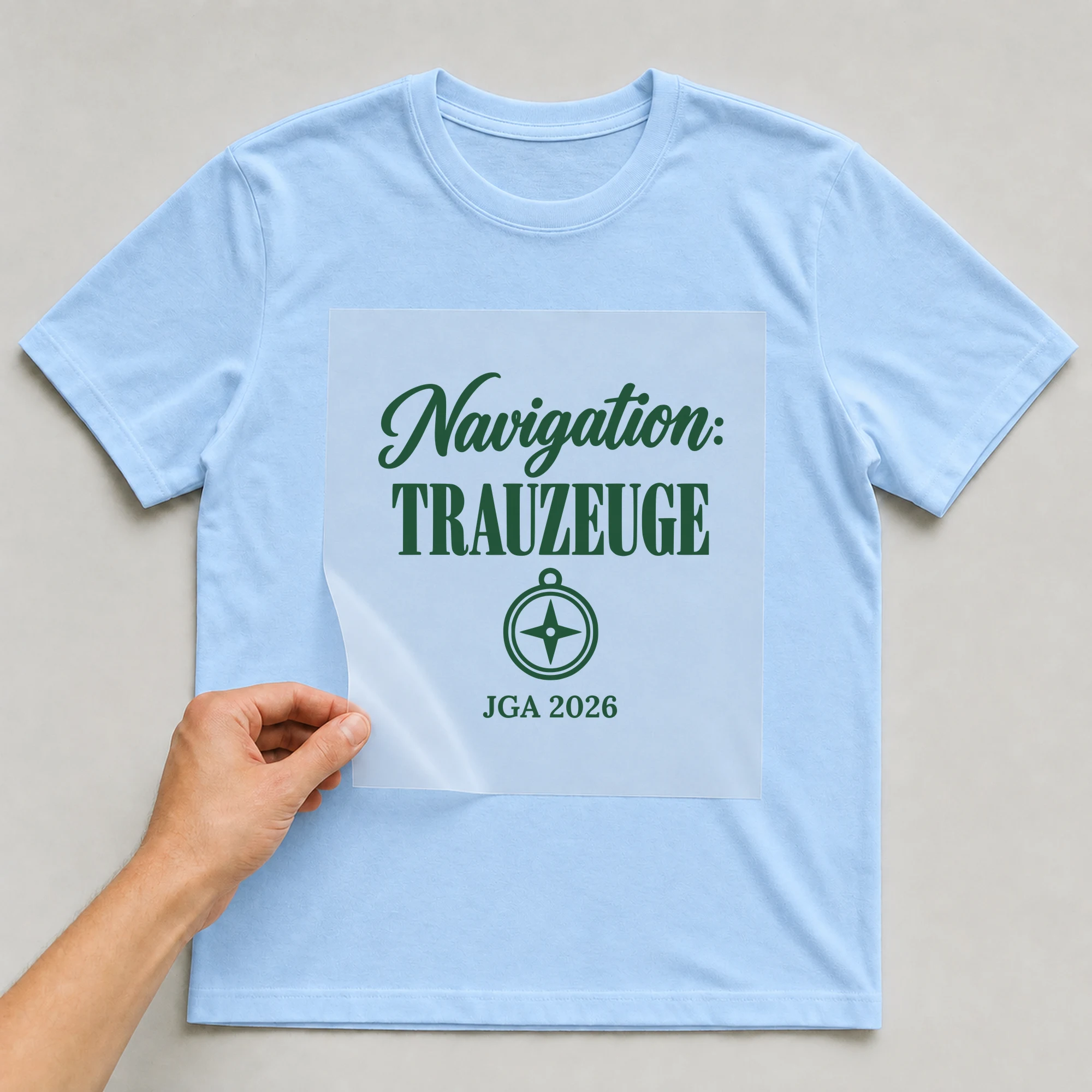Bügelbild Navigation: Trauzeuge mit Jahr auf hellblauem T-Shirt, Folie wird aufgelegt