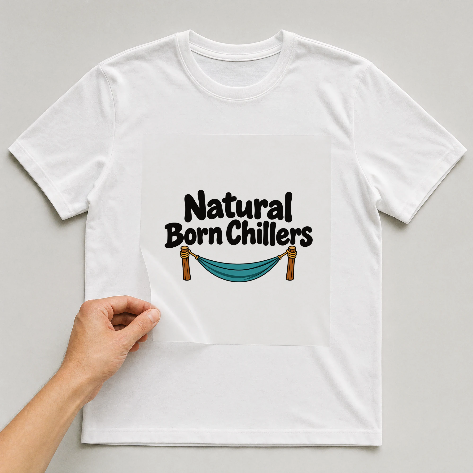 Bügelbild „Natural Born Chillers“ auf weißem T-Shirt, Folie wird aufgelegt