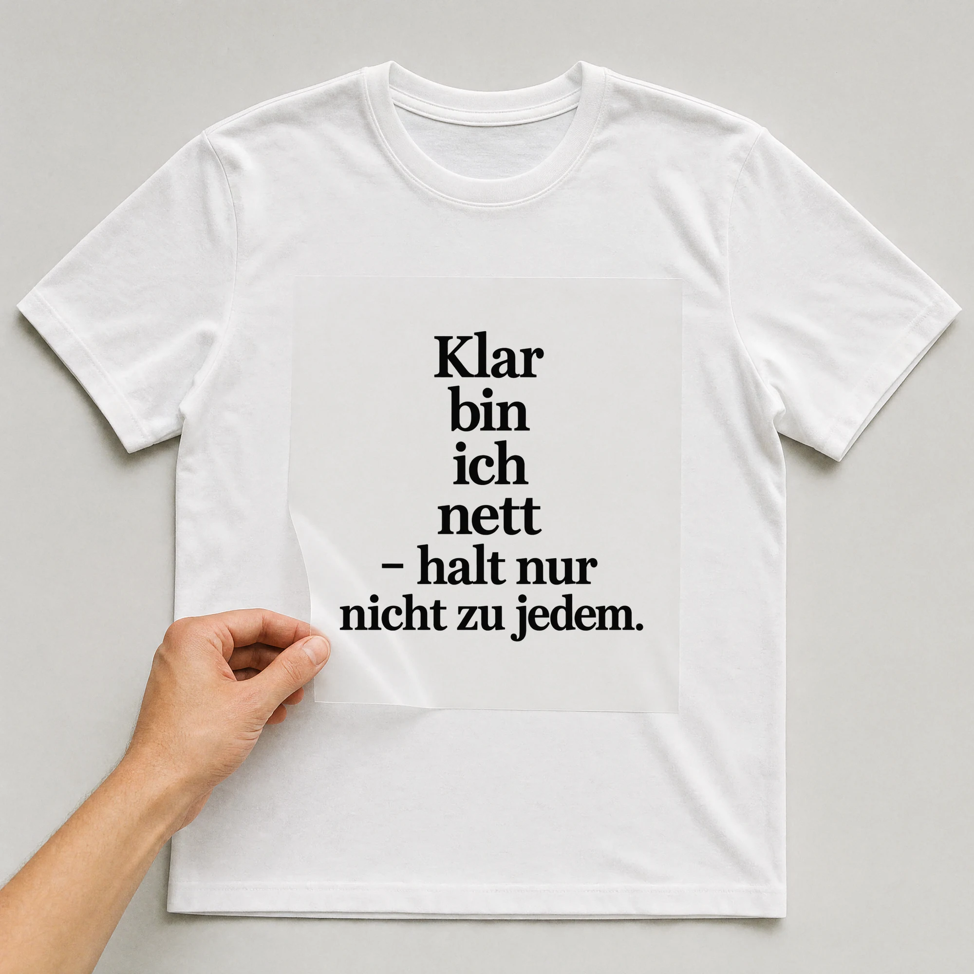 Bügelbild „Klar bin ich nett - halt nur nicht zu jedem.“ auf weißem T-Shirt, Folie wird aufgelegt