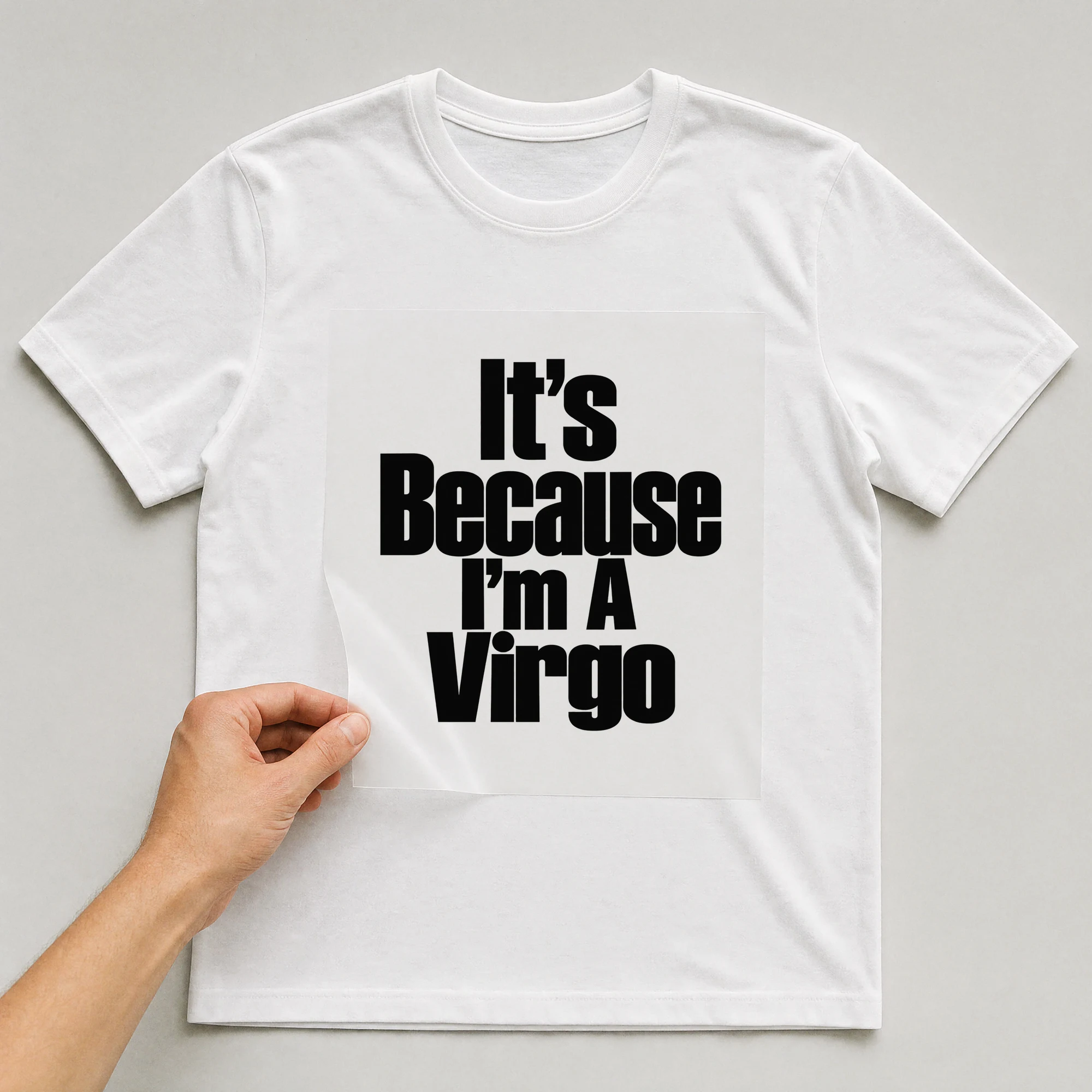 Bügelbild „It's Because I'm A Virgo“ auf weißem T-Shirt, Folie wird aufgelegt