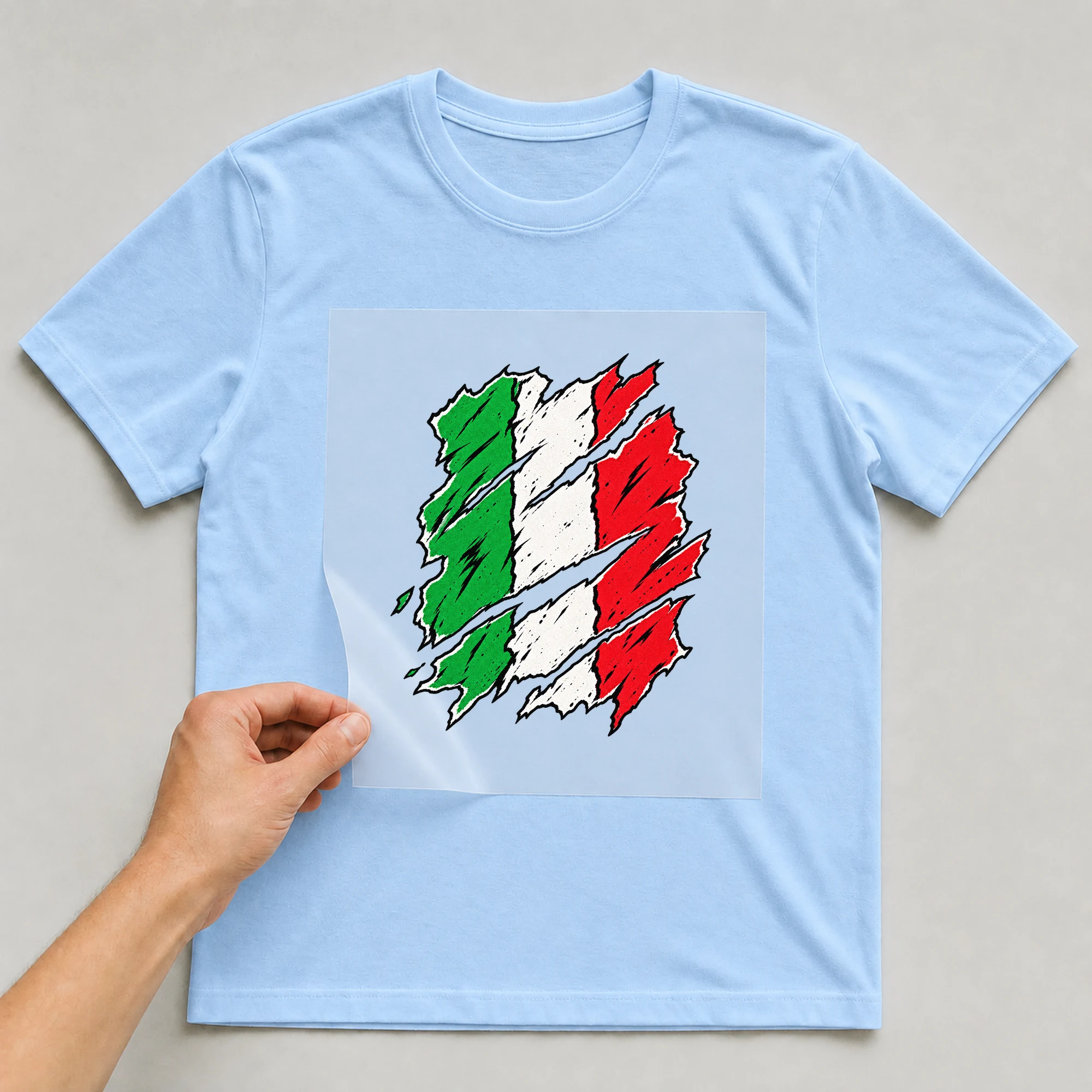 Bügelbild „Zerrissene Fahne Italien“ auf babyblauem T-Shirt, Folie wird aufgelegt