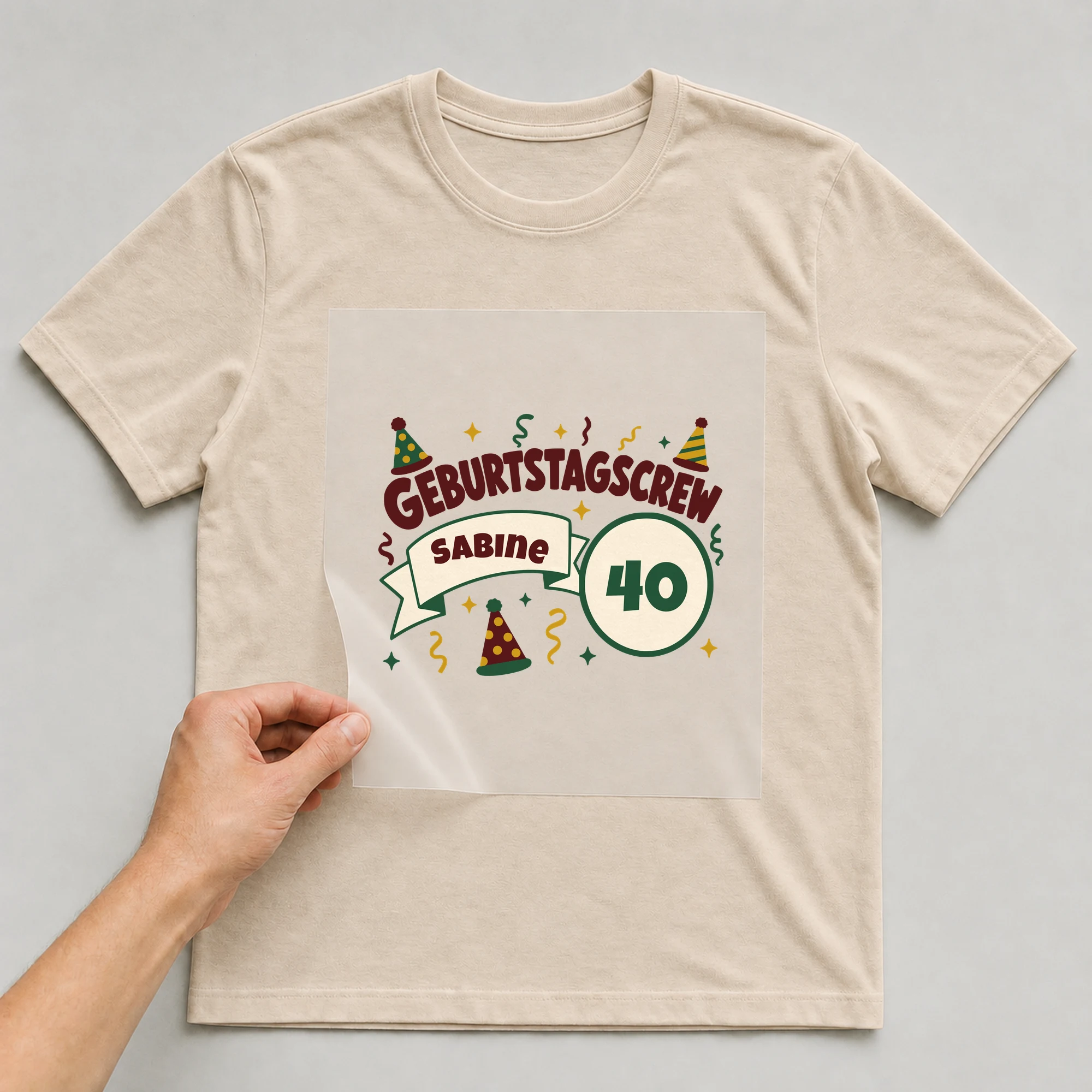 Bügelbild Geburtstagscrew mit Name und Zahl auf beigem T-Shirt, Folie wird aufgelegt