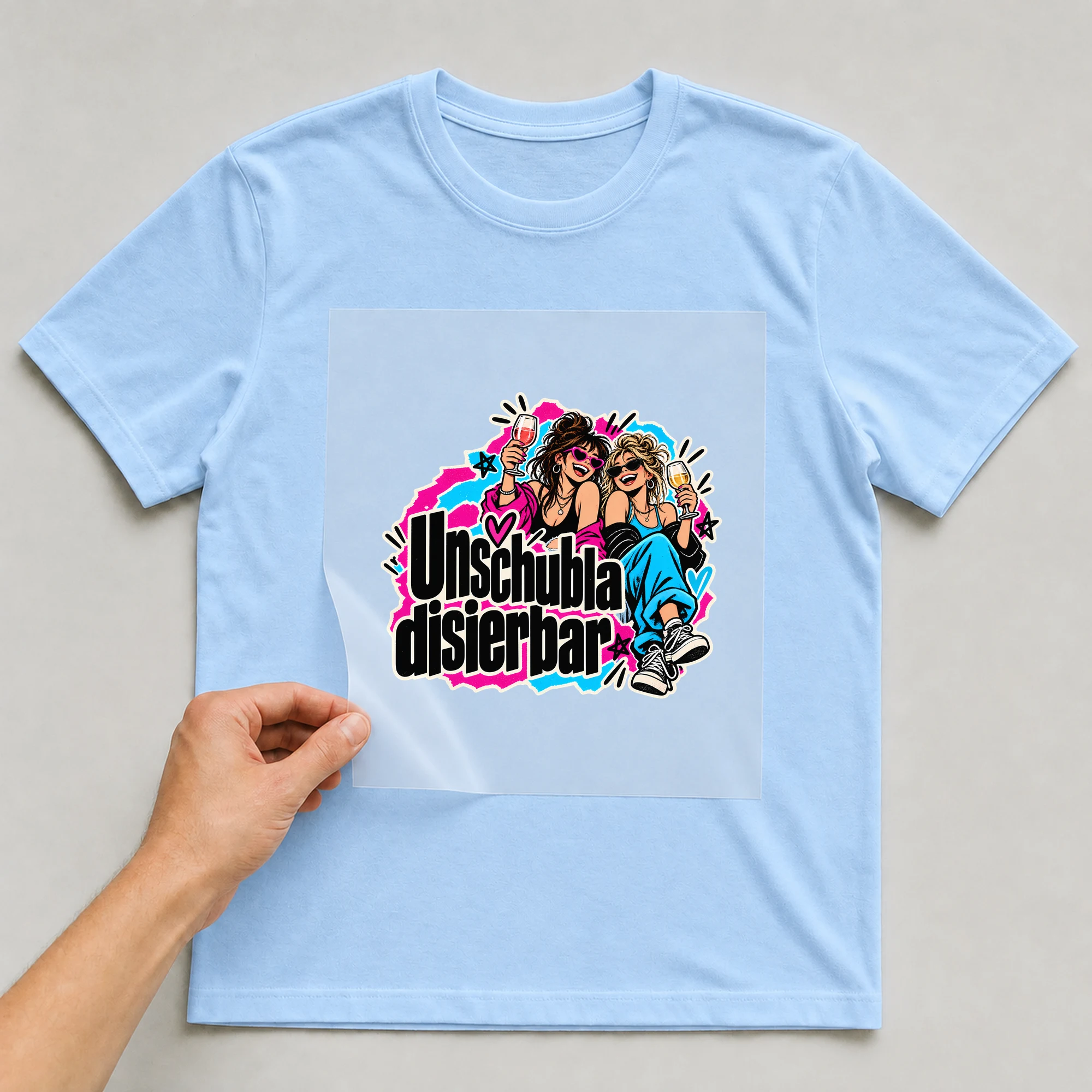 Bügelbild „Unschubladisierbar“ auf babyblauem T-Shirt, Folie wird aufgelegt