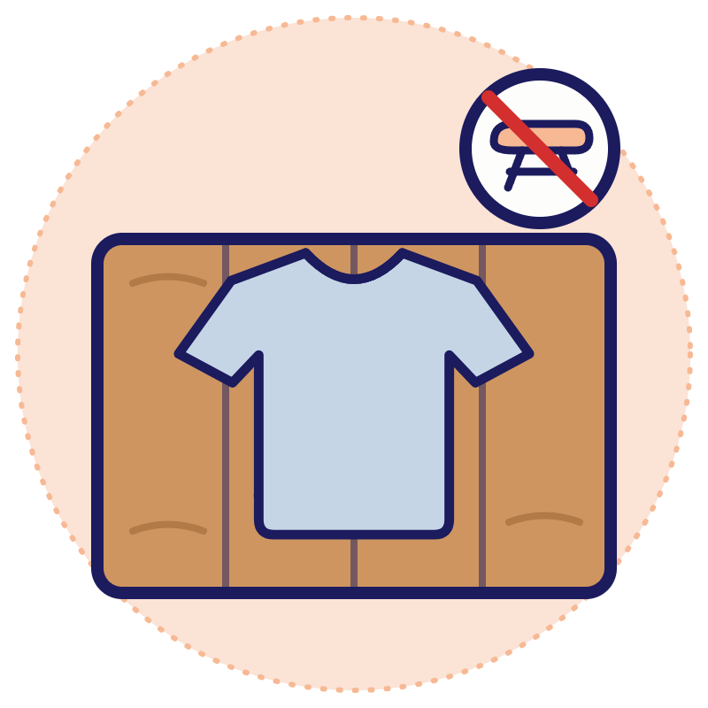 Ein T-Shirt liegt glatt auf einem festen Brett