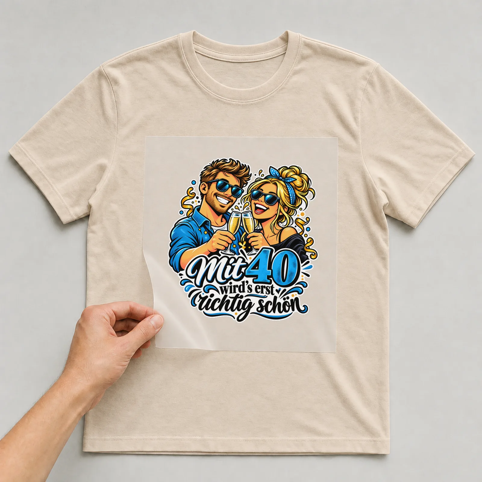 Bügelbild „Mit 40 wird’s erst richtig schön“ auf beigem T-Shirt, Folie wird aufgelegt