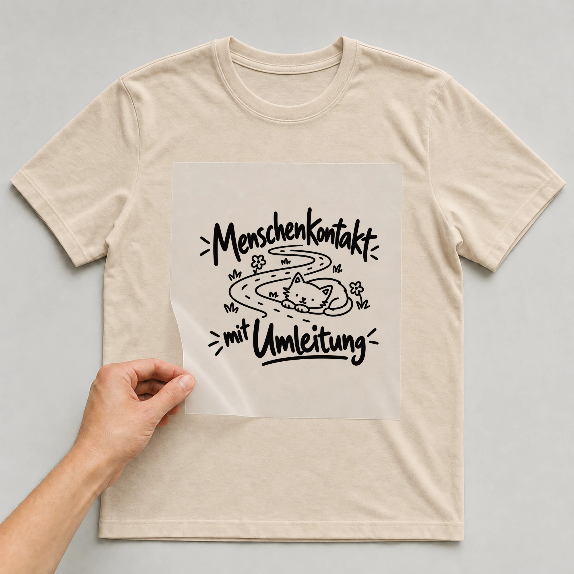 Bügelbild „Menschenkontakt mit Umleitung“ auf beigem T-Shirt, Folie wird aufgelegt