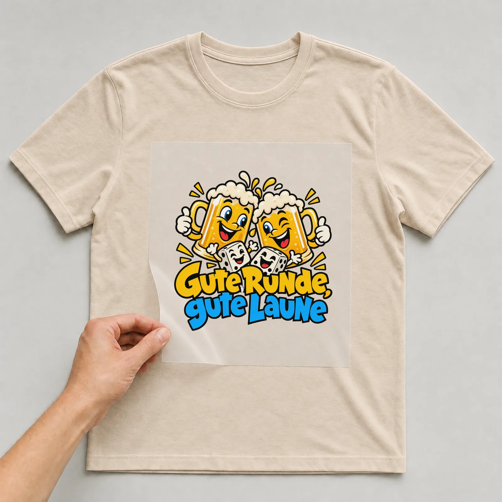 Bügelbild „Gute Runde, gute Laune“ auf beigem T-Shirt, Folie wird aufgelegt
