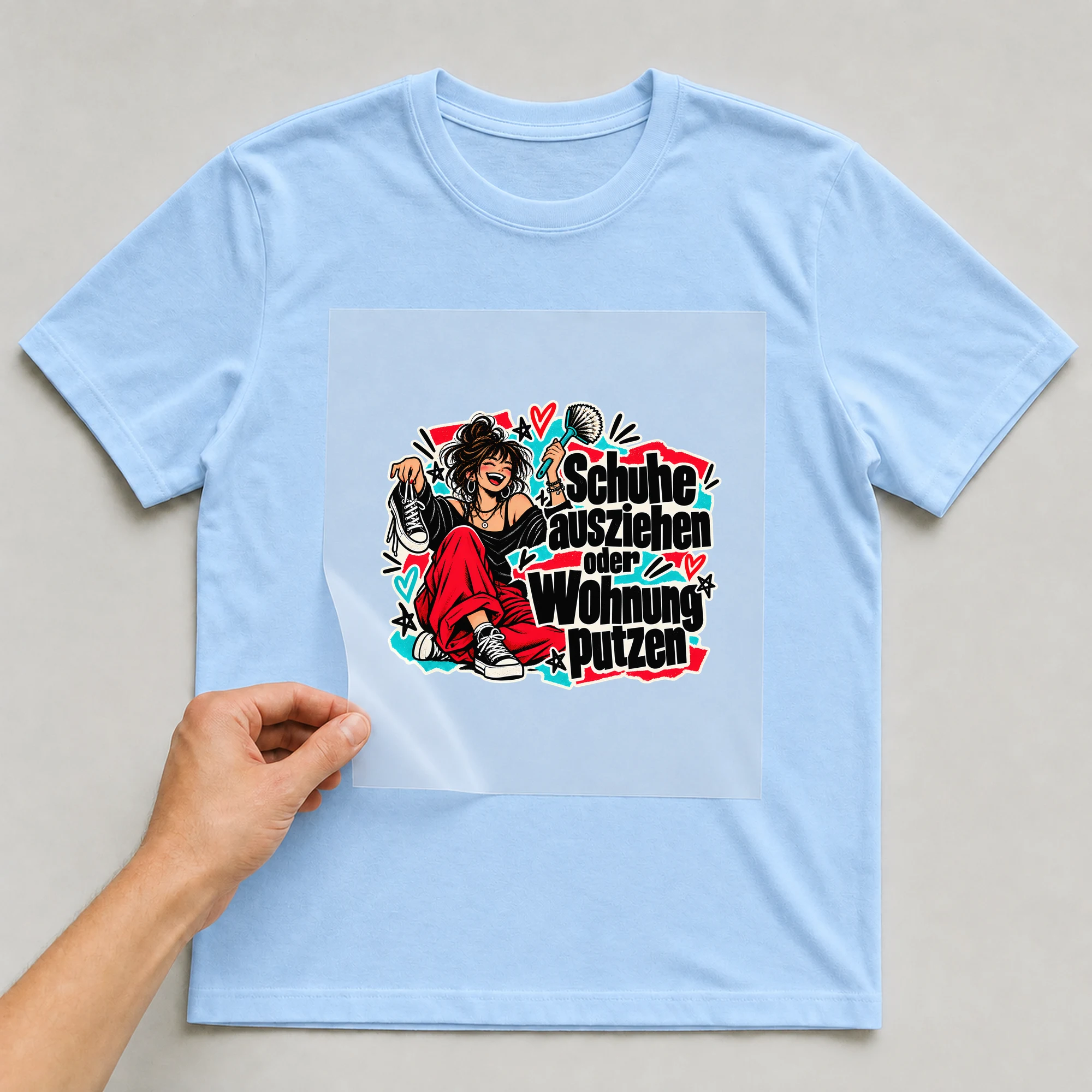 Bügelbild „Schuhe ausziehen oder Wohnung putzen“ auf babyblauem T-Shirt, Folie wird aufgelegt