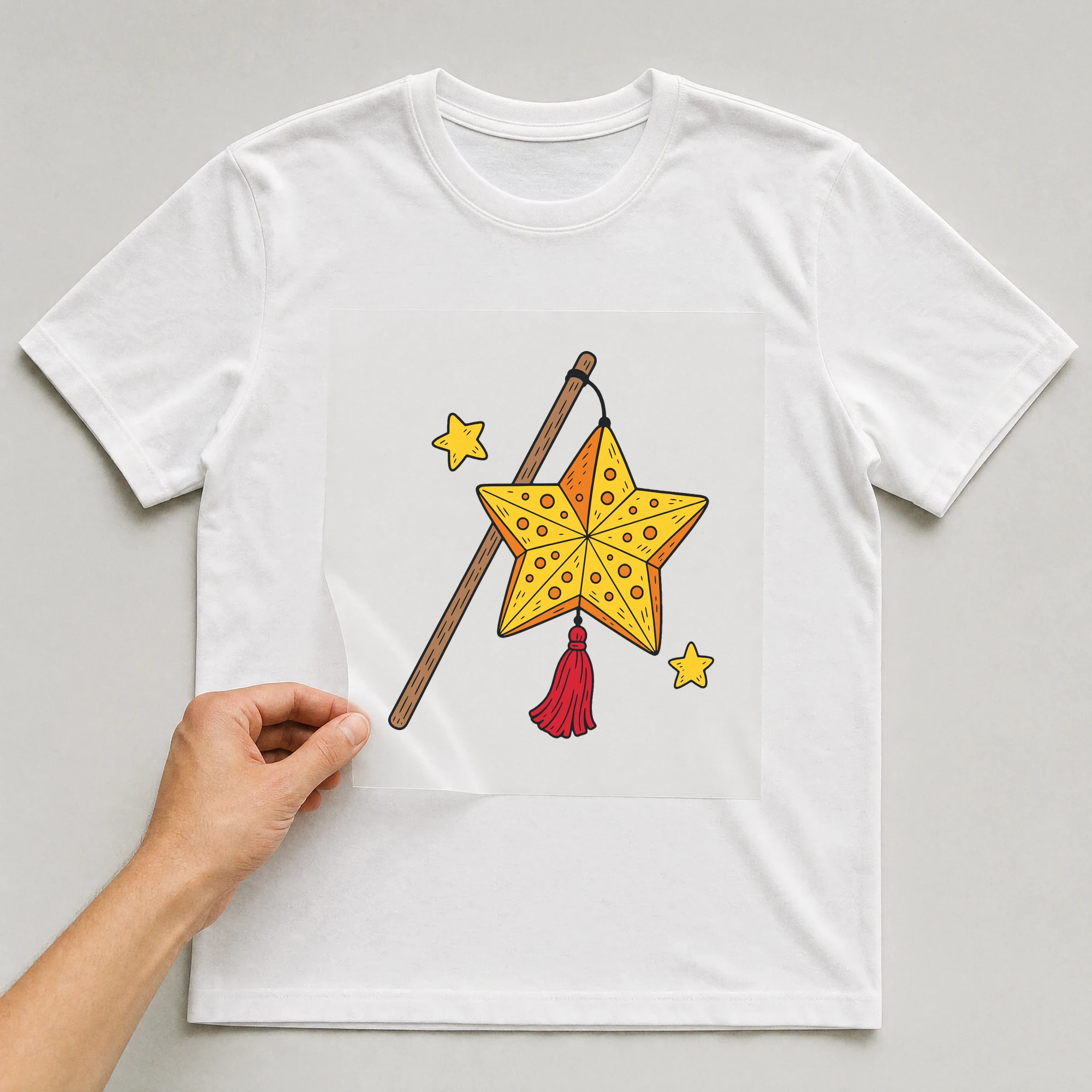 Bügelbild „Sternlaterne“ auf weißem T-Shirt, Folie wird aufgelegt