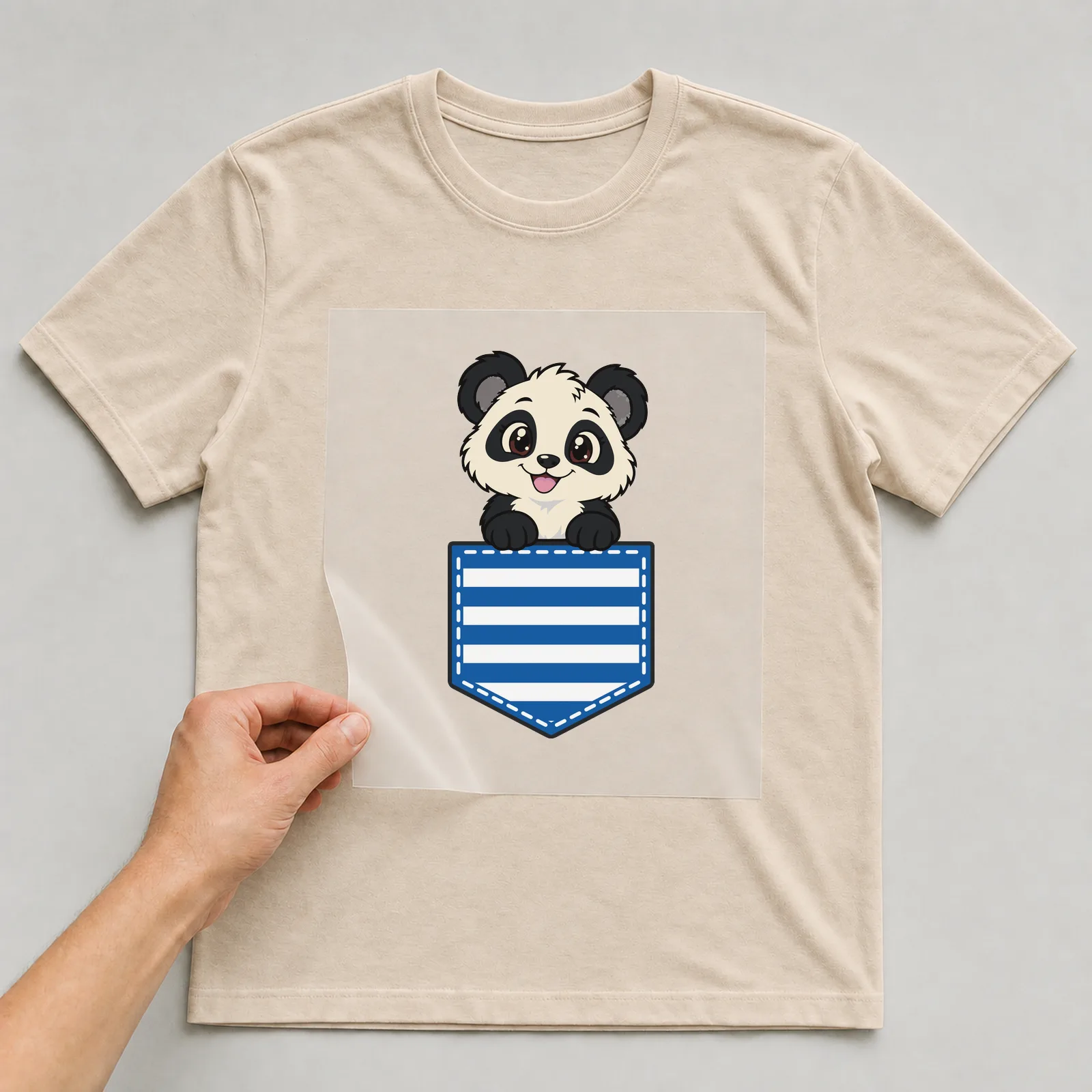 Bügelbild Brusttasche Panda auf beigem T-Shirt, Folie wird aufgelegt