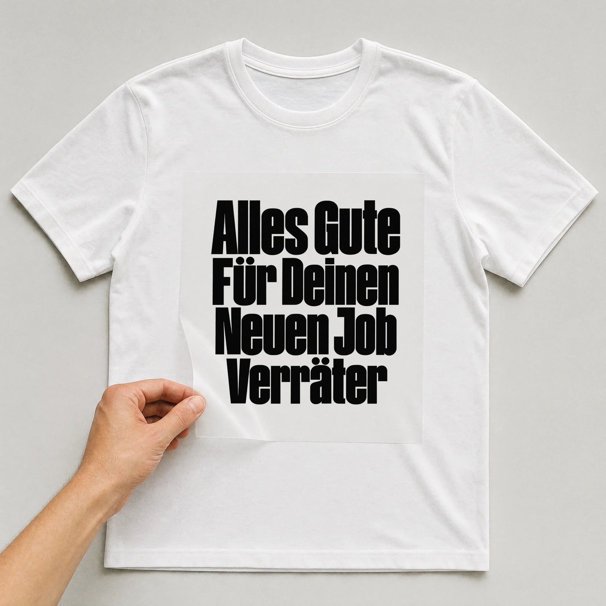 Bügelbild „Alles Gute für deinen neuen Job Verräter“ auf weißem T-Shirt, Folie wird aufgelegt