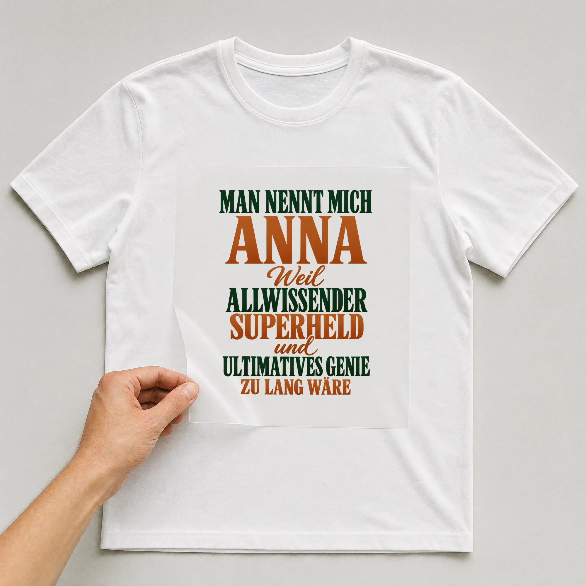 Bügelbild „Man nennt mich Anna weil allwissender Superheld und ultimatives Genie zu lang“ auf weißem T-Shirt, Folie wird aufgelegt
