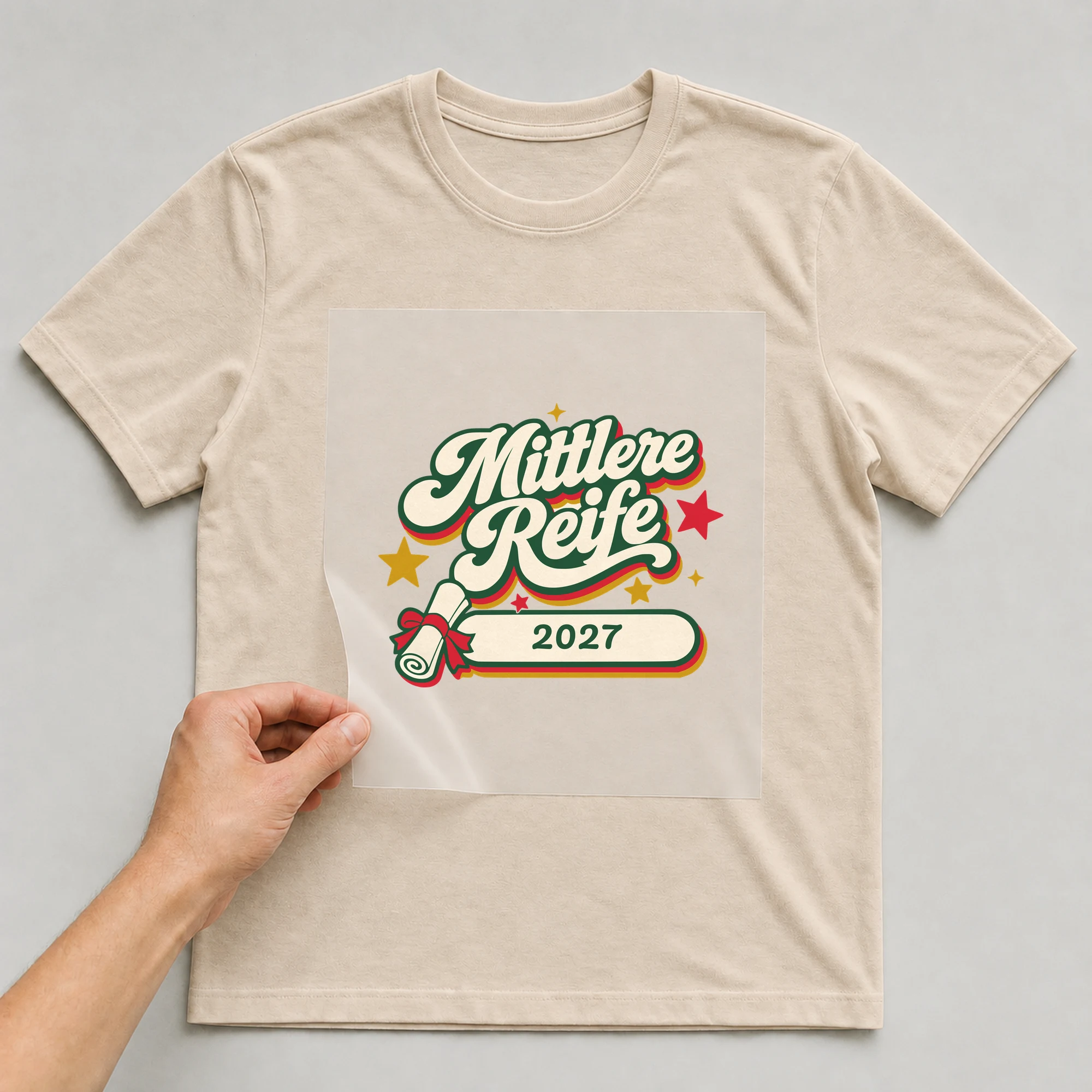 Bügelbild Mittlere Reife mit Jahr auf beigem T-Shirt, Folie wird aufgelegt