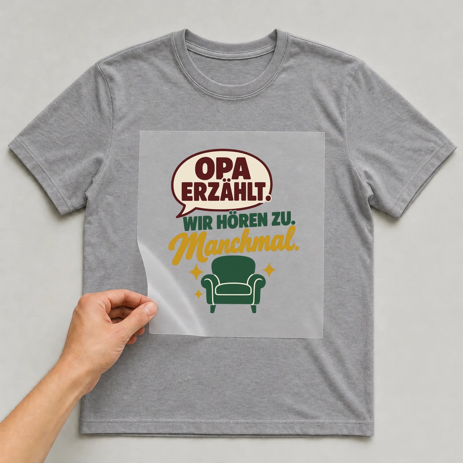 Bügelbild Opa erzählt. Wir hören zu. Manchmal. auf grauem T-Shirt, Folie wird aufgelegt