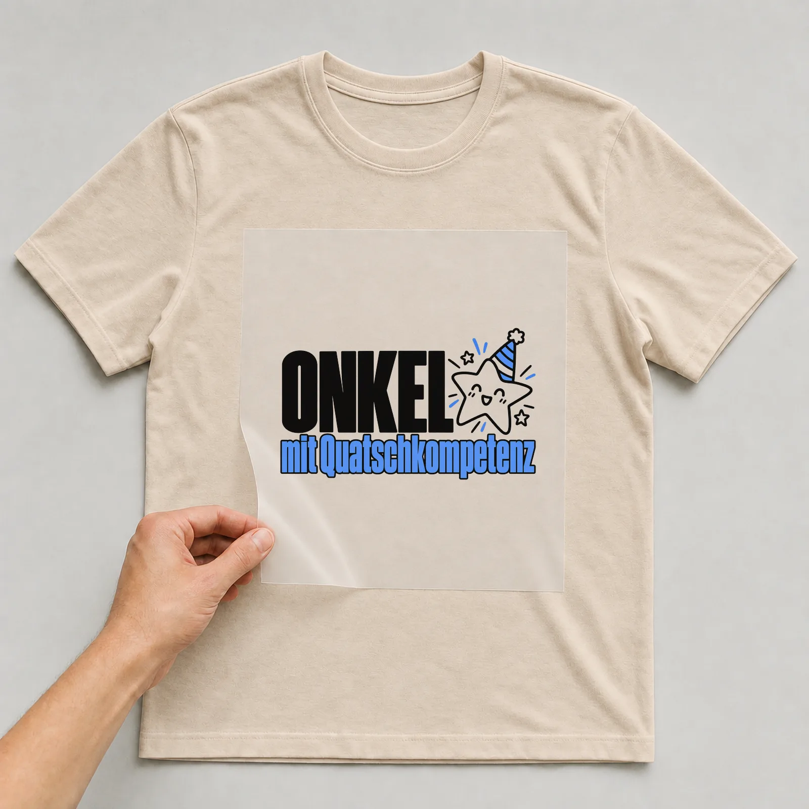 Bügelbild „Onkel mit Quatschkompetenz“ auf beigem T-Shirt, Folie wird aufgelegt