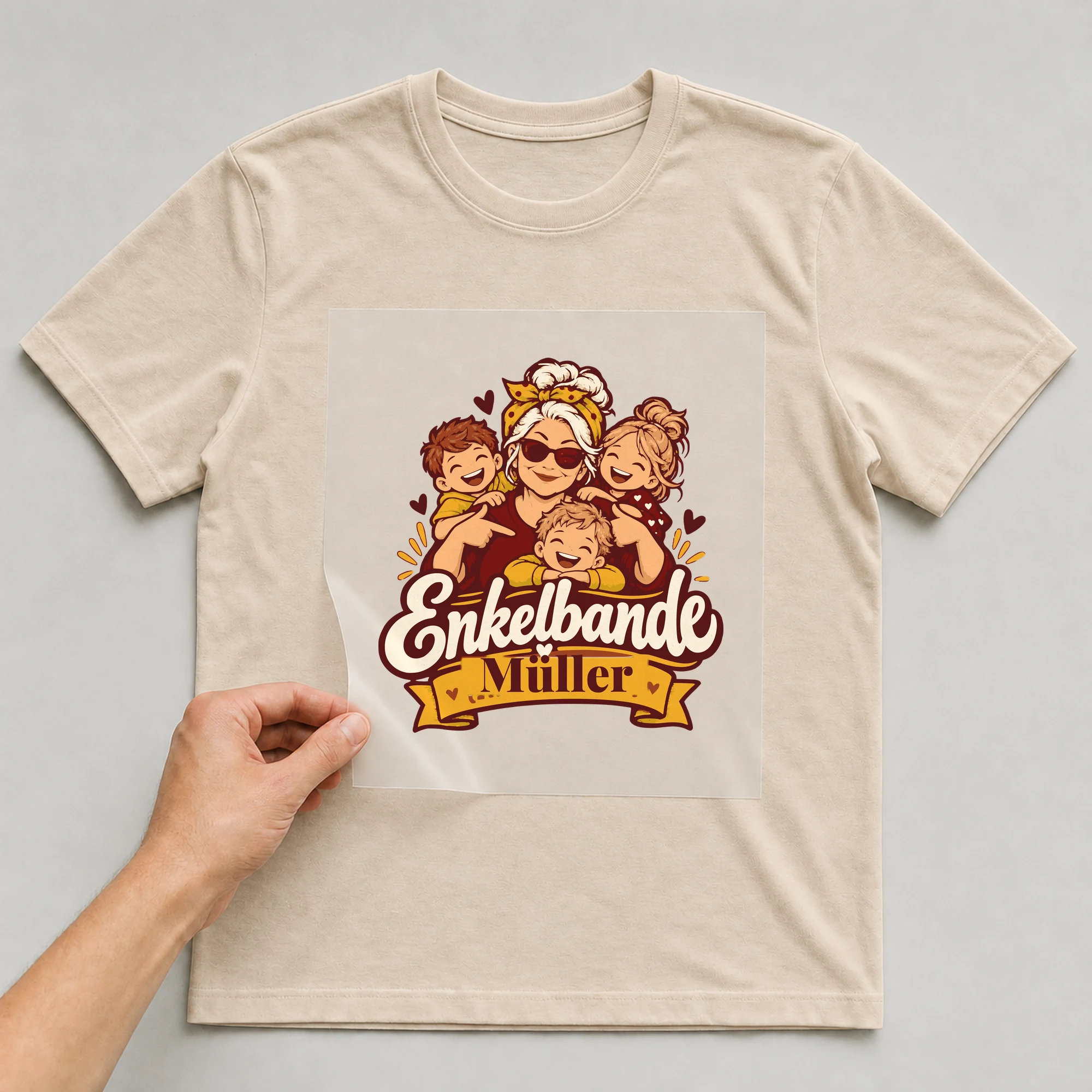 Bügelbild Enkelbande mit Nachname auf beigem T-Shirt, Folie wird aufgelegt