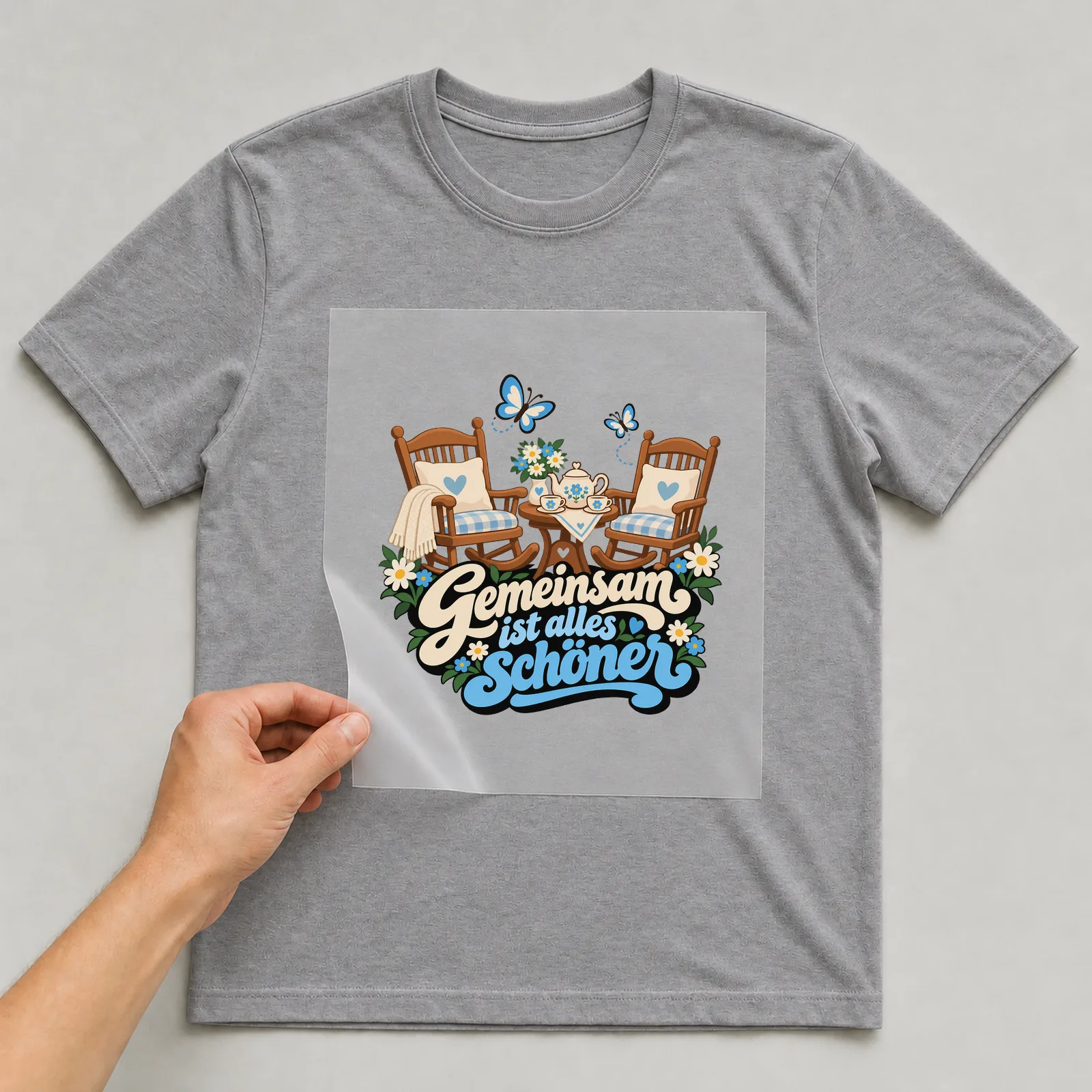 Bügelbild „Gemeinsam ist alles schöner“ (organischen Formen) auf grauem T-Shirt, Folie wird aufgelegt
