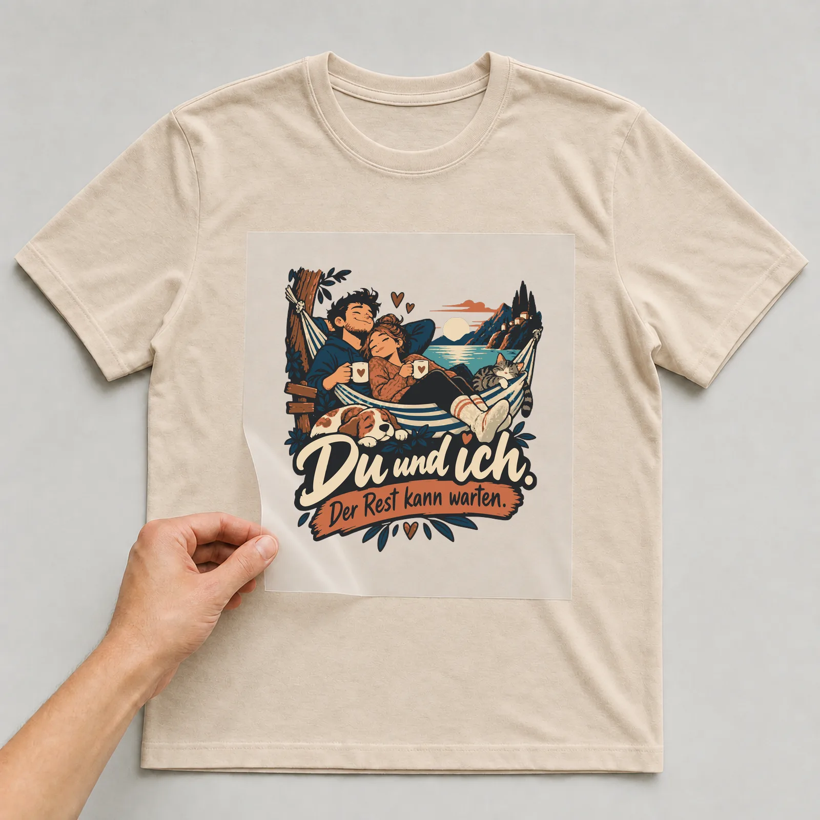 Bügelbild Du und ich. Der Rest kann warten. auf beigem T-Shirt, Folie wird aufgelegt