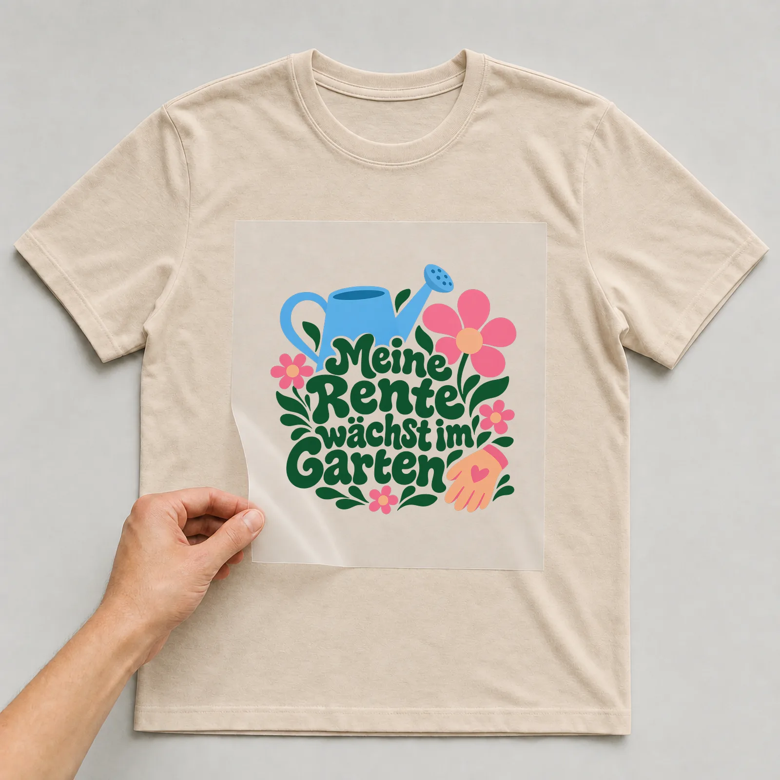 Bügelbild „Meine Rente wächst im Garten“ auf beigem T-Shirt, Folie wird aufgelegt