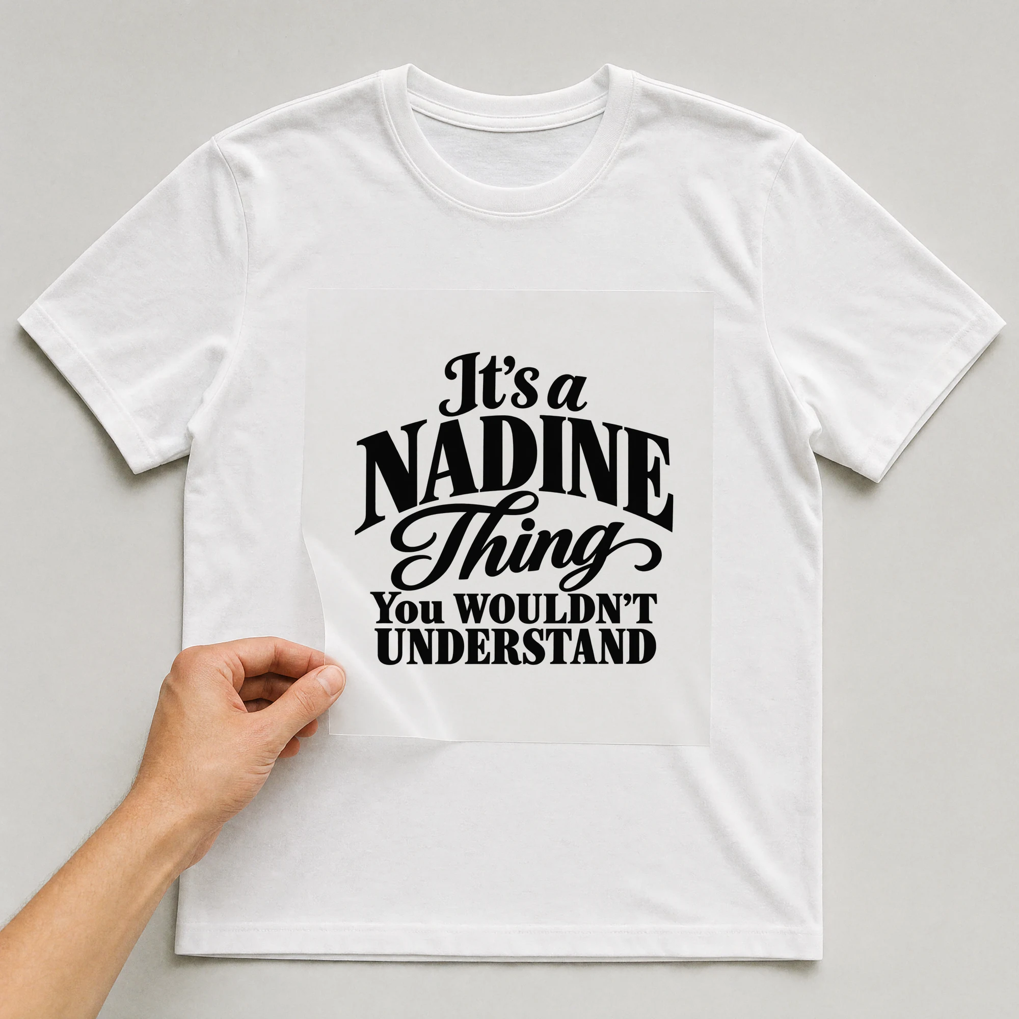 Bügelbild „It's a NADINE Thing You WOULDN'T UNDERSTAND“ auf weißem T-Shirt, Folie wird aufgelegt
