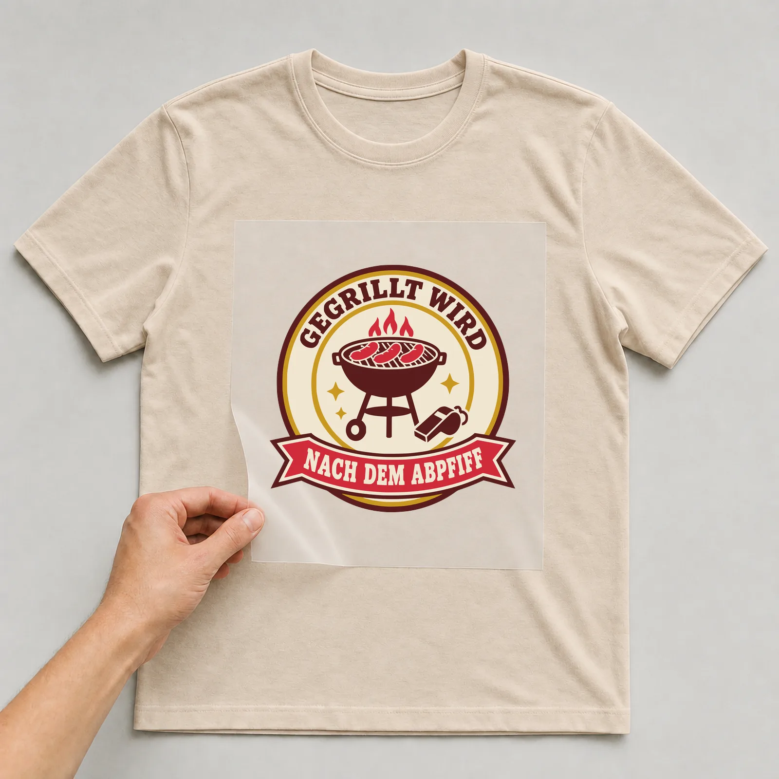 Bügelbild Gegrillt wird nach dem Abpfiff auf beigem T-Shirt, Folie wird aufgelegt