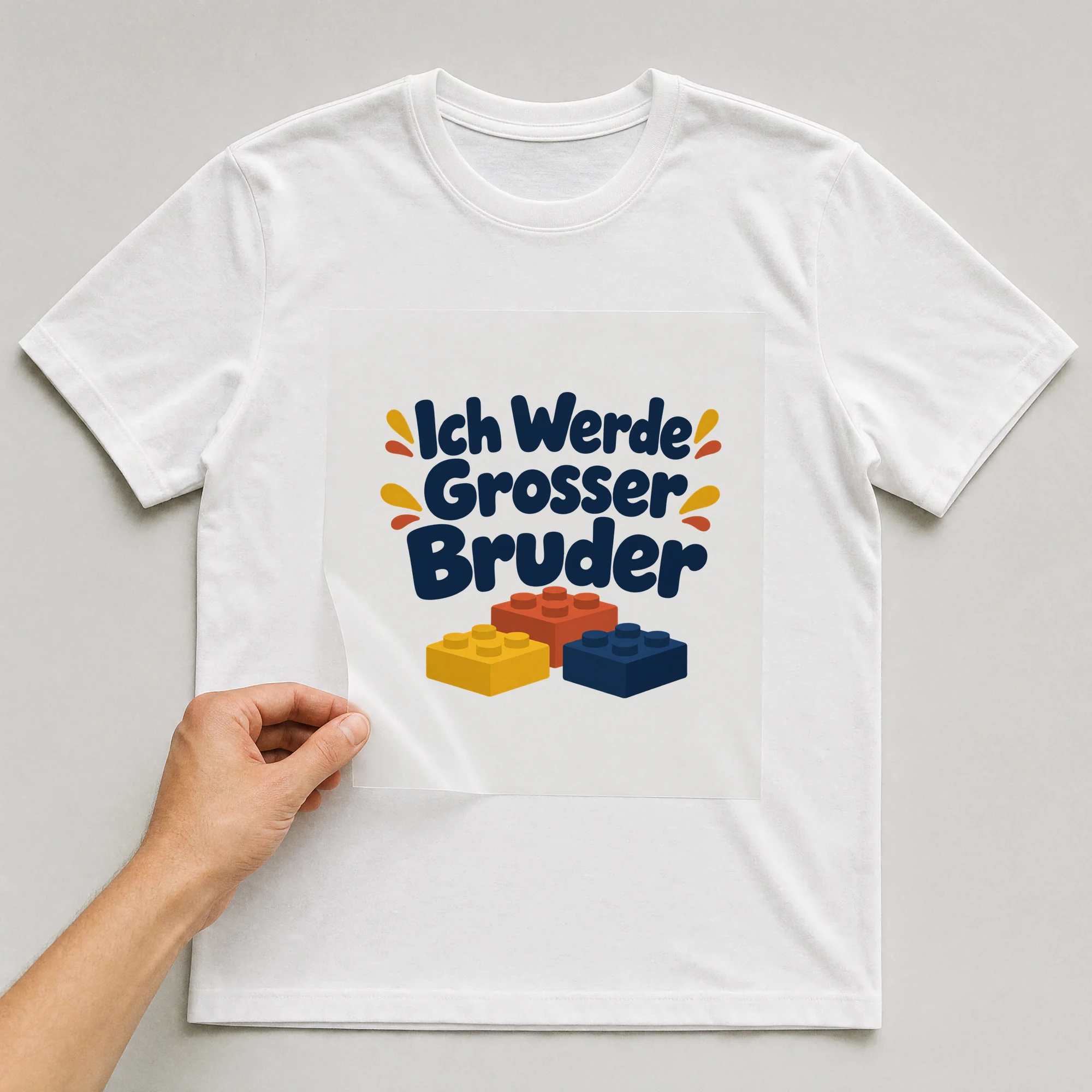 Bügelbild „Ich Werde Grosser Bruder“ auf weißem T-Shirt, Folie wird aufgelegt