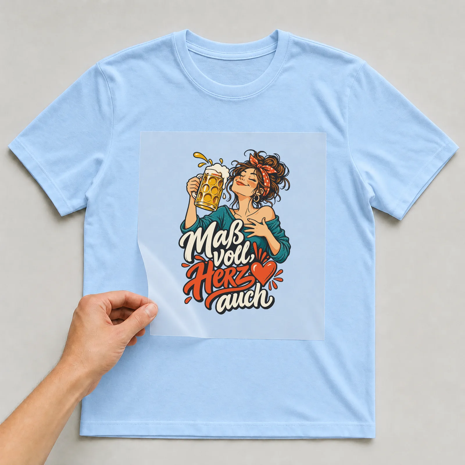 Bügelbild Maß voll, Herz auch auf hellblauem T-Shirt, Folie wird aufgelegt