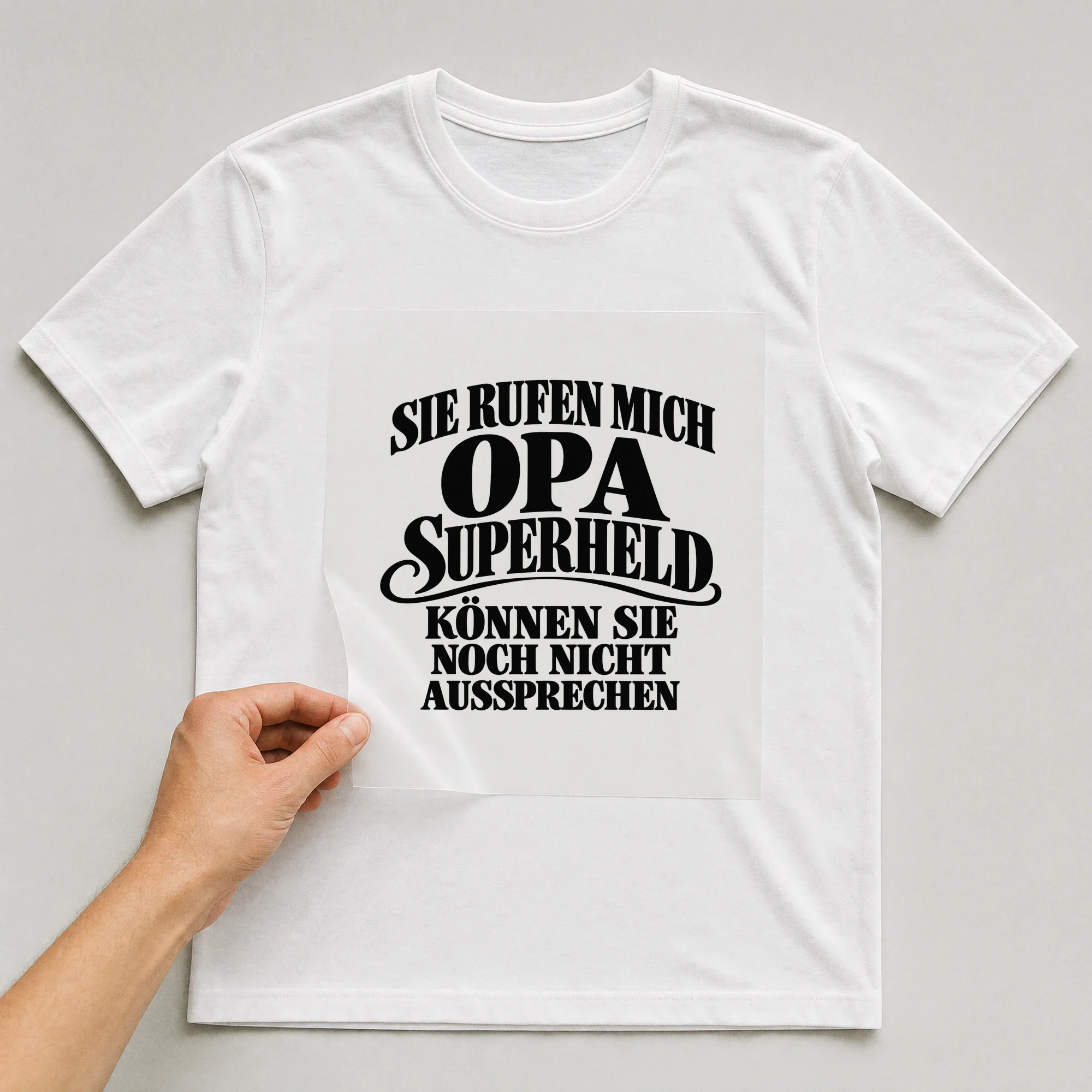 Bügelbild „Sie rufen mich Opa Superheld können sie noch nicht Aussprechen“ auf weißem T-Shirt, Folie wird aufgelegt