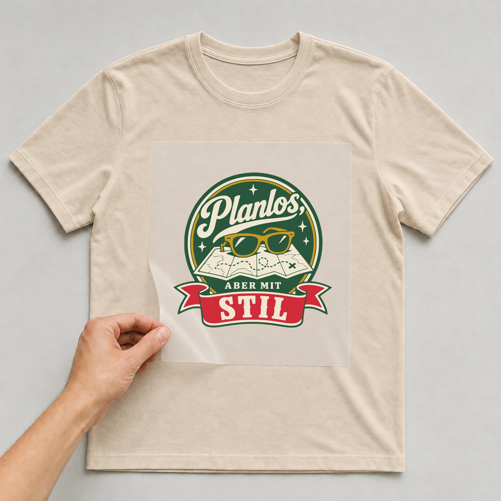 Bügelbild Planlos, aber mit Stil auf beigem T-Shirt, Folie wird aufgelegt