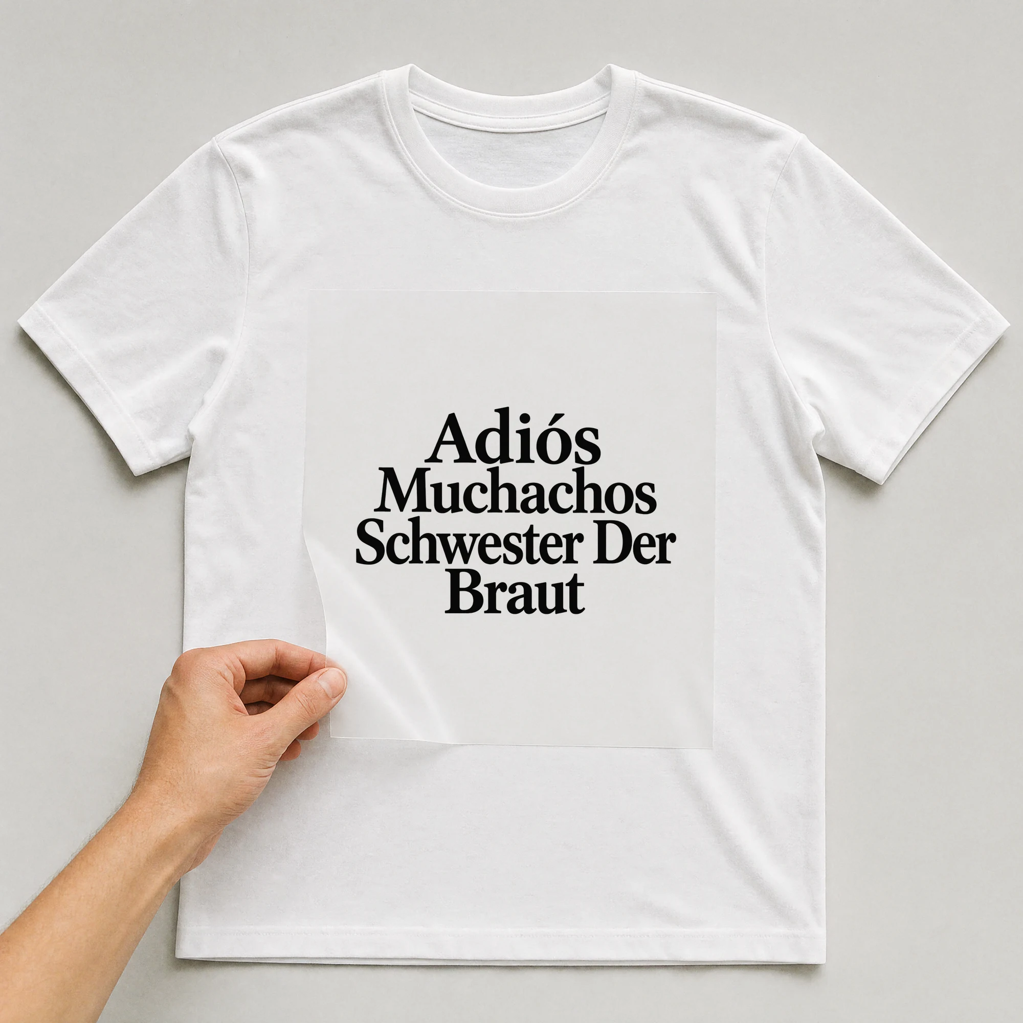 Bügelbild „Adiós Muchachos Schwester der Braut“ auf weißem T-Shirt, Folie wird aufgelegt