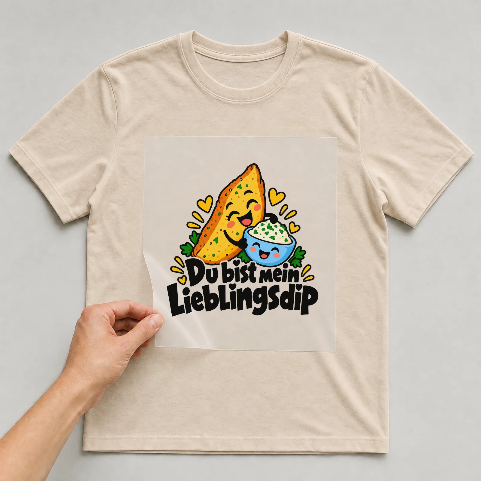 Bügelbild „Du bist mein Lieblingsdip“ auf beigem T-Shirt, Folie wird aufgelegt