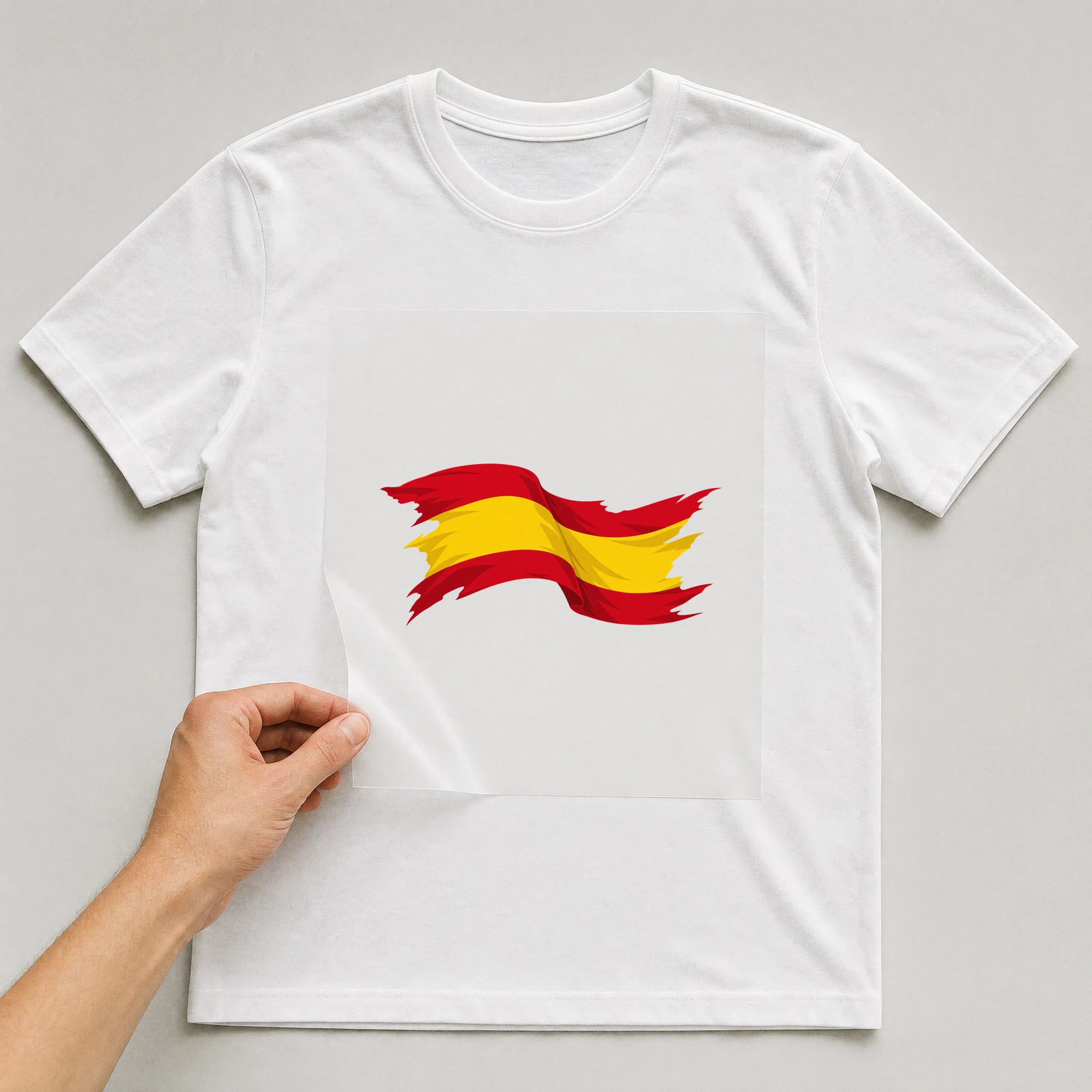 Bügelbild „Zerrissene Fahne Spanien“ auf weißem T-Shirt, Folie wird aufgelegt