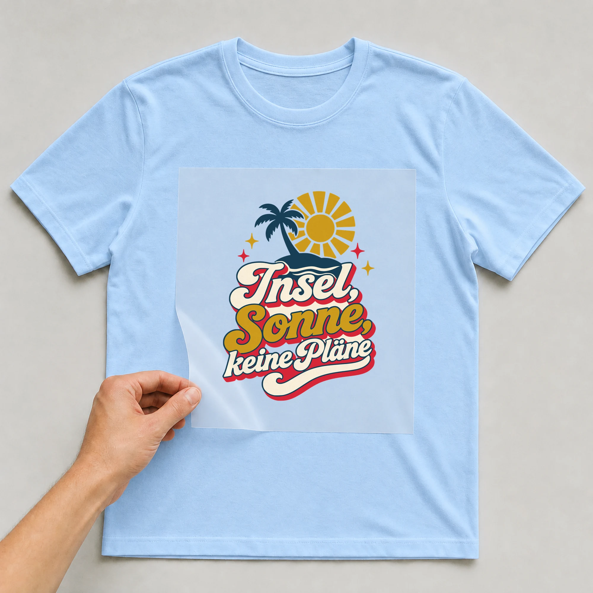 Bügelbild Insel, Sonne, keine Pläne auf hellblauem T-Shirt, Folie wird aufgelegt
