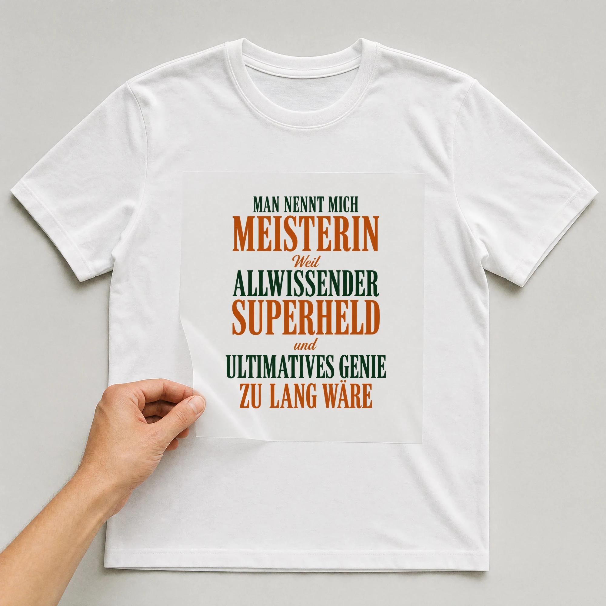 Bügelbild „Schriftzug Man nennt mich Meisterin“ auf weißem T-Shirt, Folie wird aufgelegt
