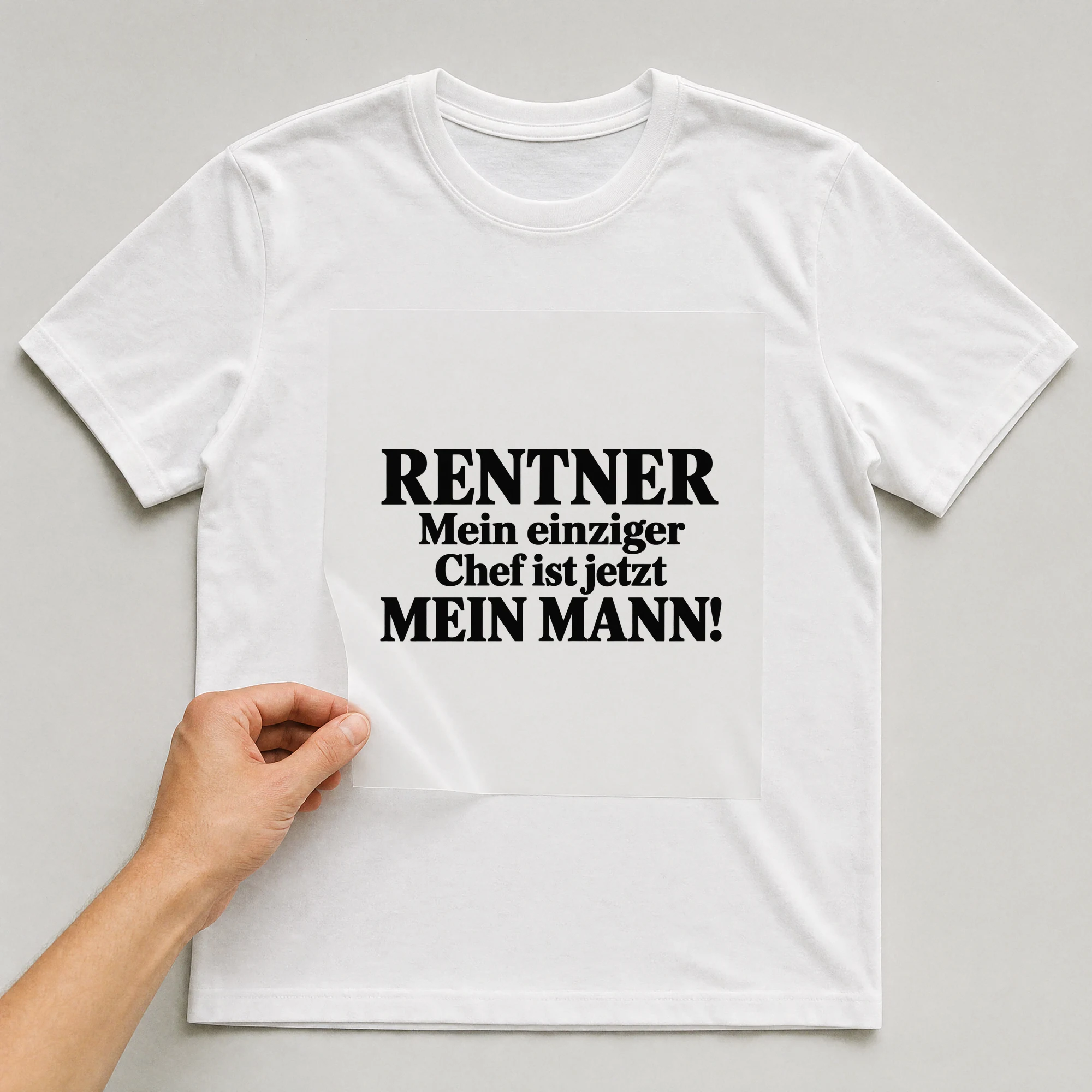 Bügelbild „Rentner mein einziger Chef ist jetzt mein Mann!“ auf weißem T-Shirt, Folie wird aufgelegt