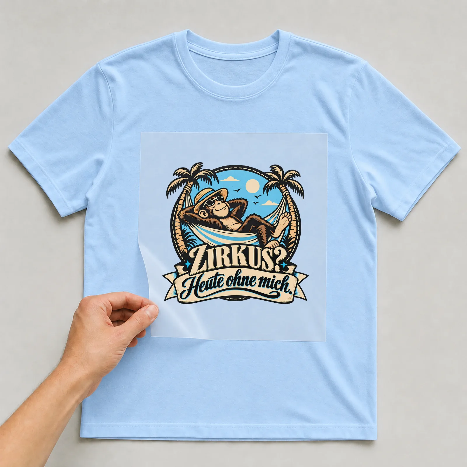Bügelbild „Zirkus? Heute ohne mich.“ auf hellblauem T-Shirt, Folie wird aufgelegt