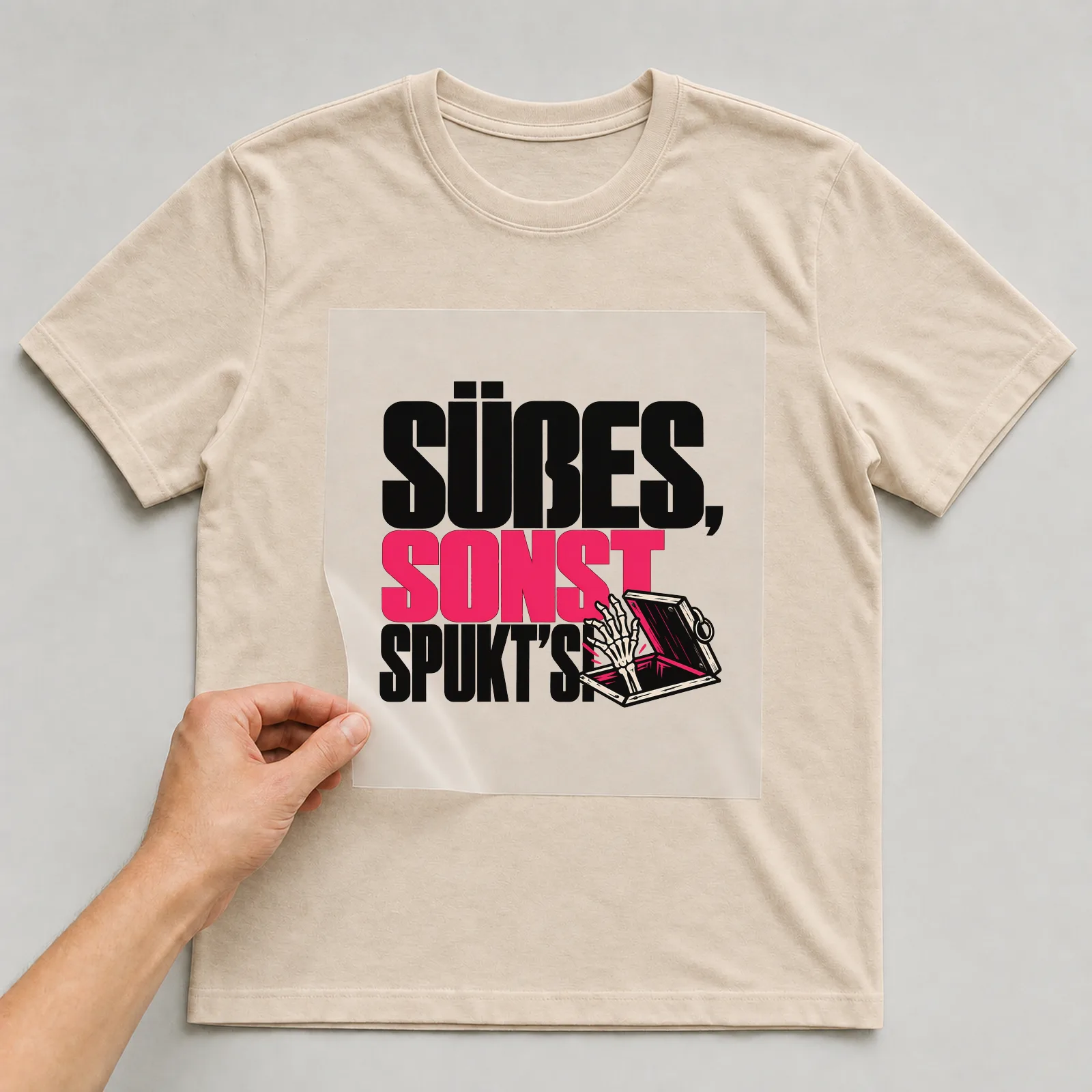 Bügelbild „Süßes, sonst spukt’s!“ auf beigem T-Shirt, Folie wird aufgelegt